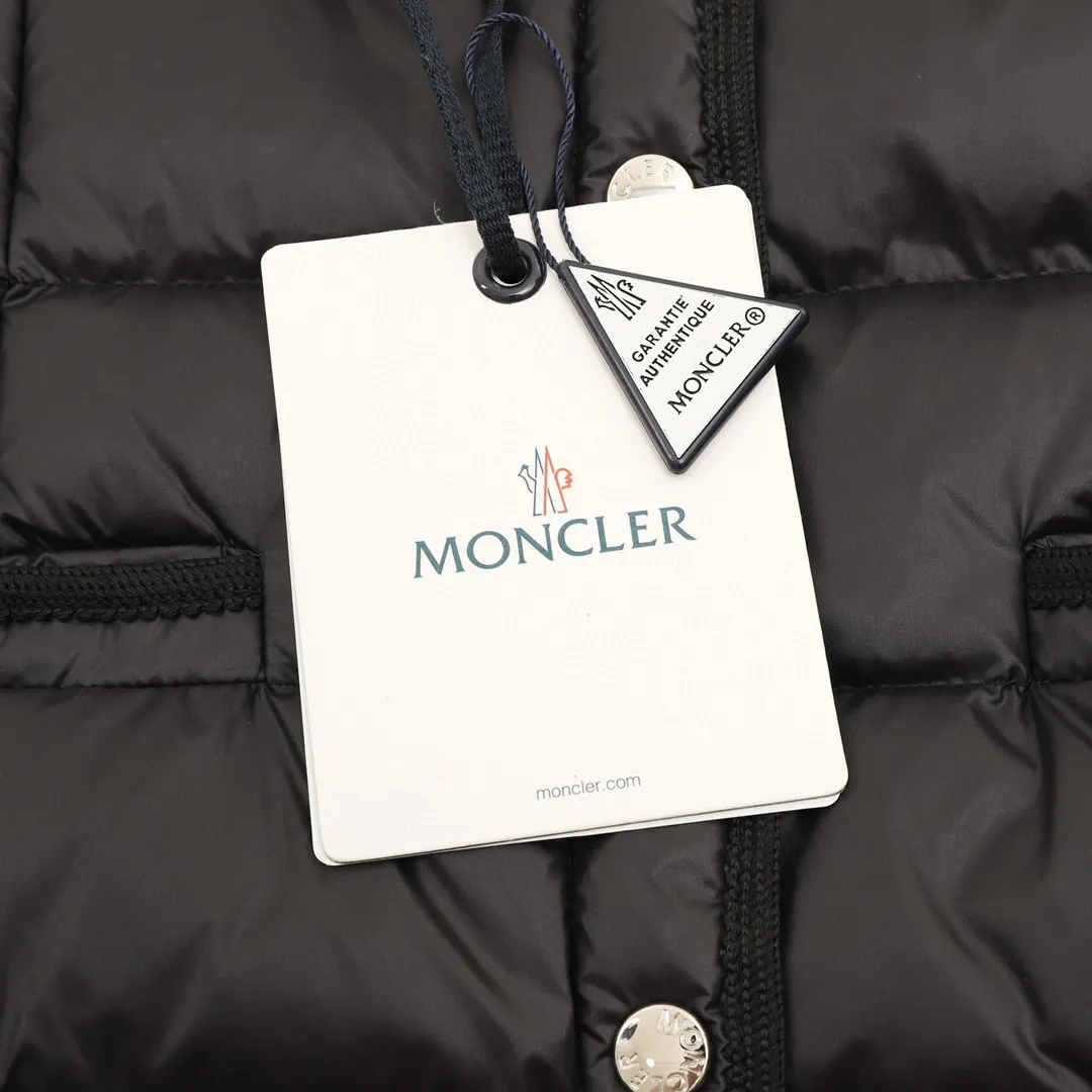 P580 𝐌𝐎𝐍𝐂𝐋𝐄𝐑 Multi-button knitted spliced ​​jacket Moncler's down knitted spliced ​​jacket has a classic down + knitted sleeve design, warm and fashionable! The outer layer is high-quality down and the inner is soft knitted. It is very suitable for autumn and winter. Short cut + round neck + front buttons, simple and elegant, with knitted cuffs and hem full of details. It can be easily matched for daily commuting and leisure. It is practical and enhances the texture of the outfit. It is a must-have and versatile item for the autumn and winter wardrobe! Style No.: A71# Color: Black White Pink Size: S M L