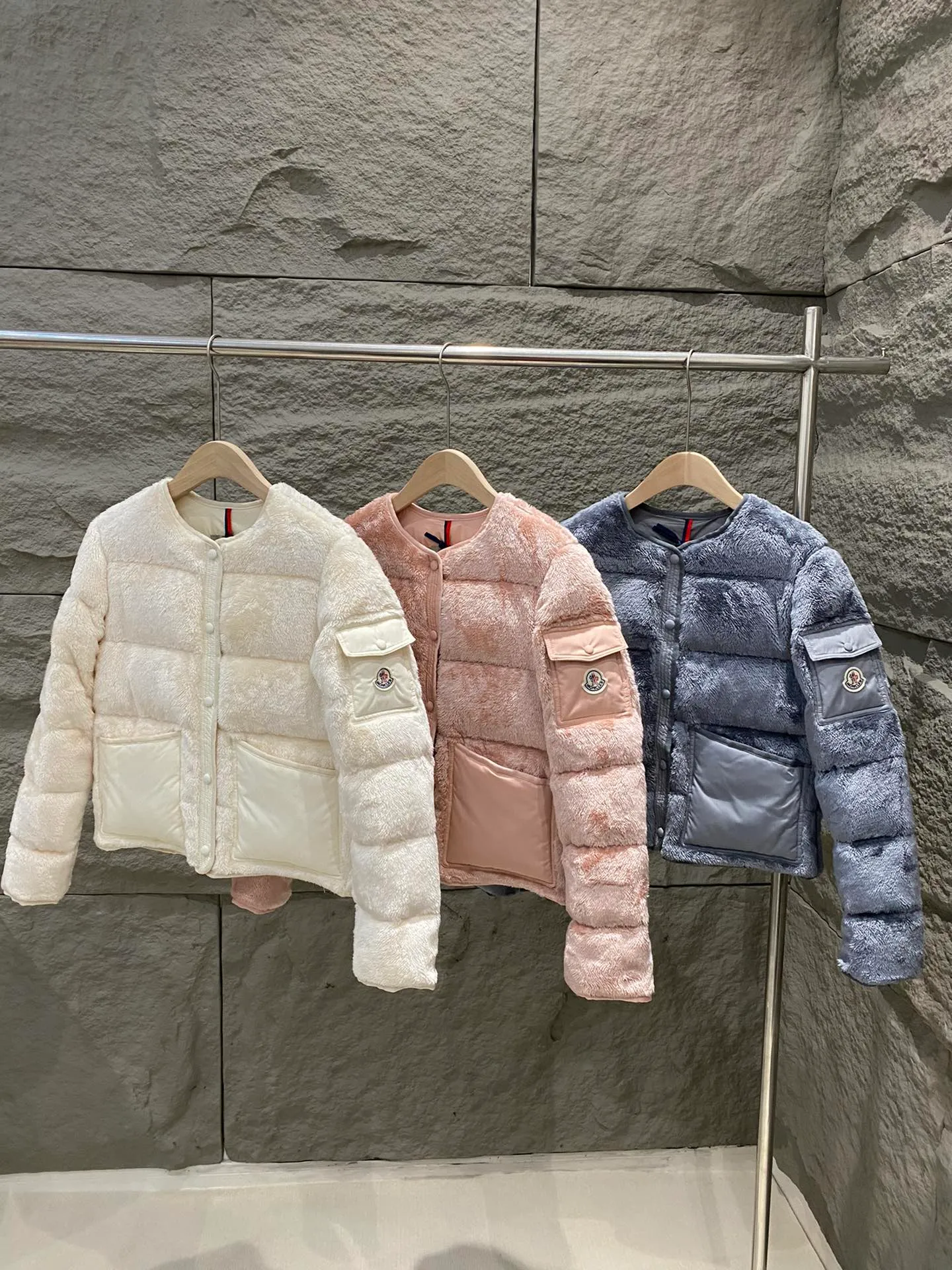 P780 Moncler Moncler 25 New Floyrac Women's Teddy Short Down Jacket Floyrac is made of soft teddy velvet-shaped fabric, reinterpreting the classic down jacket. The cropped silhouette features matte nylon details that contrast with the soft texture of the teddy fleece silhouette. Patch pockets on the sleeves pay homage to the brand's essence. This warm piece has a cropped silhouette that can be easily layered with elegant or casual pieces. Color: white/pink/grey Size: 0/1/2/3