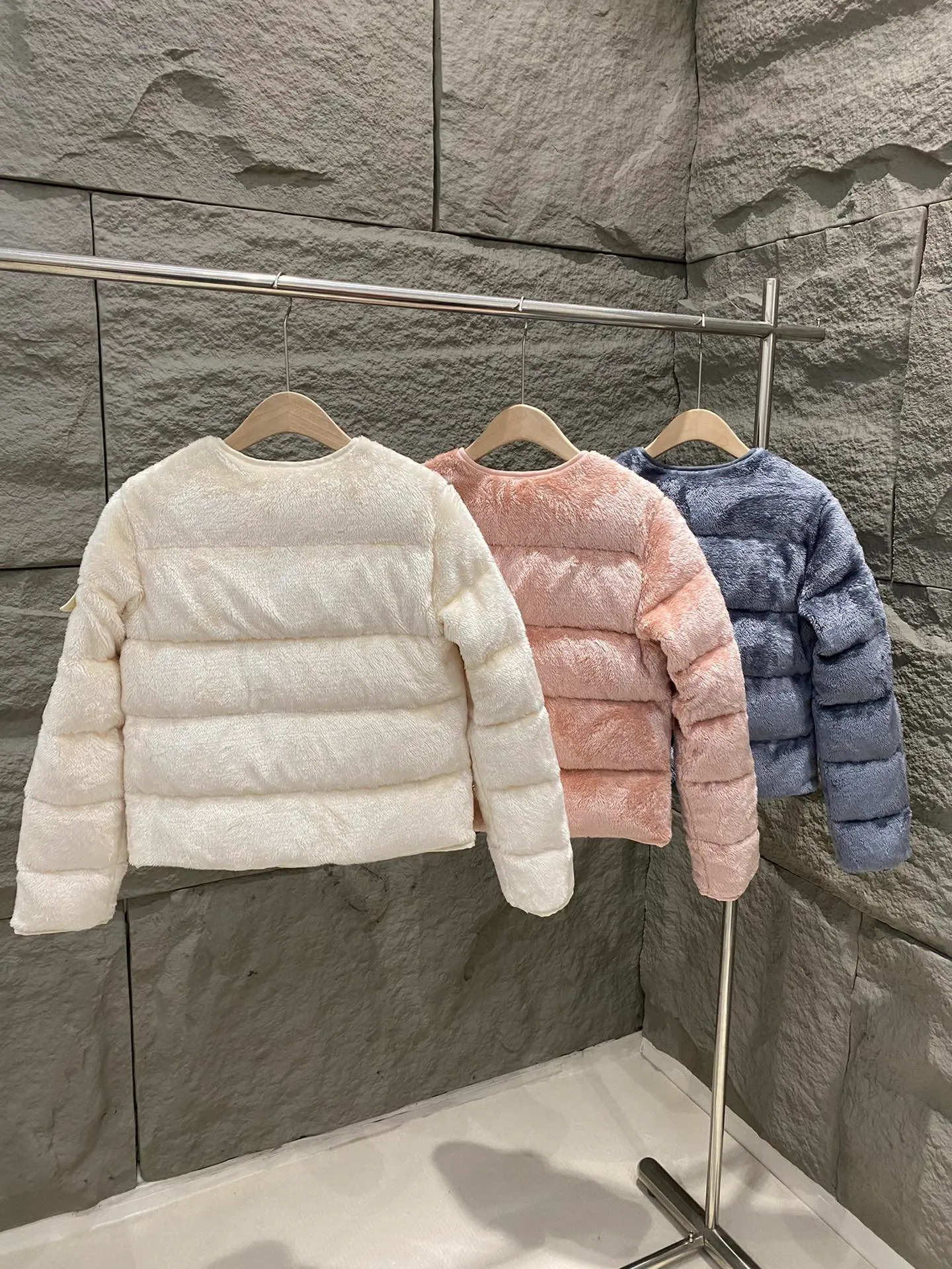 P780 Moncler Moncler 25 New Floyrac Women's Teddy Short Down Jacket Floyrac is made of soft teddy velvet-shaped fabric, reinterpreting the classic down jacket. The cropped silhouette features matte nylon details that contrast with the soft texture of the teddy fleece silhouette. Patch pockets on the sleeves pay homage to the brand's essence. This warm piece has a cropped silhouette that can be easily layered with elegant or casual pieces. Color: white/pink/grey Size: 0/1/2/3