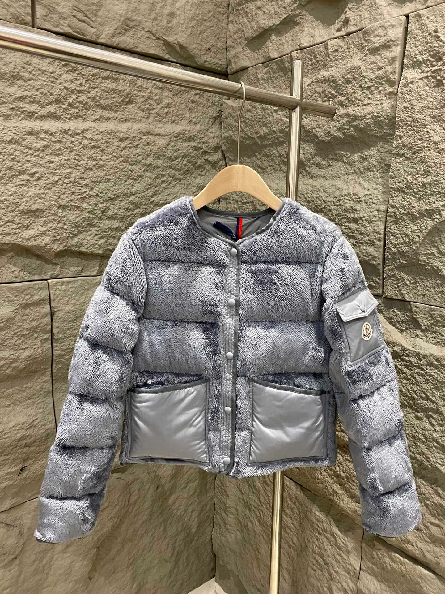 P780 Moncler Moncler 25 New Floyrac Women's Teddy Short Down Jacket Floyrac is made of soft teddy velvet-shaped fabric, reinterpreting the classic down jacket. The cropped silhouette features matte nylon details that contrast with the soft texture of the teddy fleece silhouette. Patch pockets on the sleeves pay homage to the brand's essence. This warm piece has a cropped silhouette that can be easily layered with elegant or casual pieces. Color: white/pink/grey Size: 0/1/2/3
