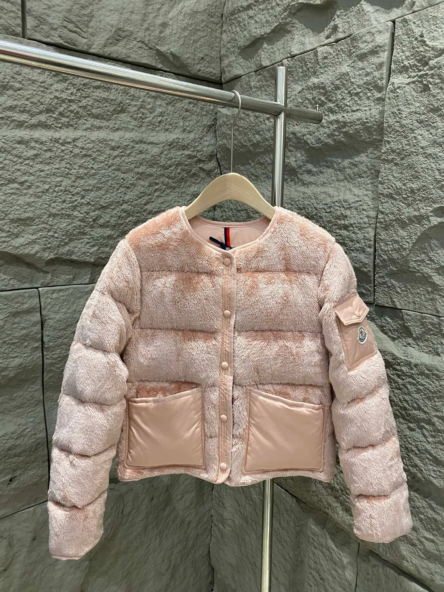 P780 Moncler Moncler 25 New Floyrac Women's Teddy Short Down Jacket Floyrac is made of soft teddy velvet-shaped fabric, reinterpreting the classic down jacket. The cropped silhouette features matte nylon details that contrast with the soft texture of the teddy fleece silhouette. Patch pockets on the sleeves pay homage to the brand's essence. This warm piece has a cropped silhouette that can be easily layered with elegant or casual pieces. Color: white/pink/grey Size: 0/1/2/3
