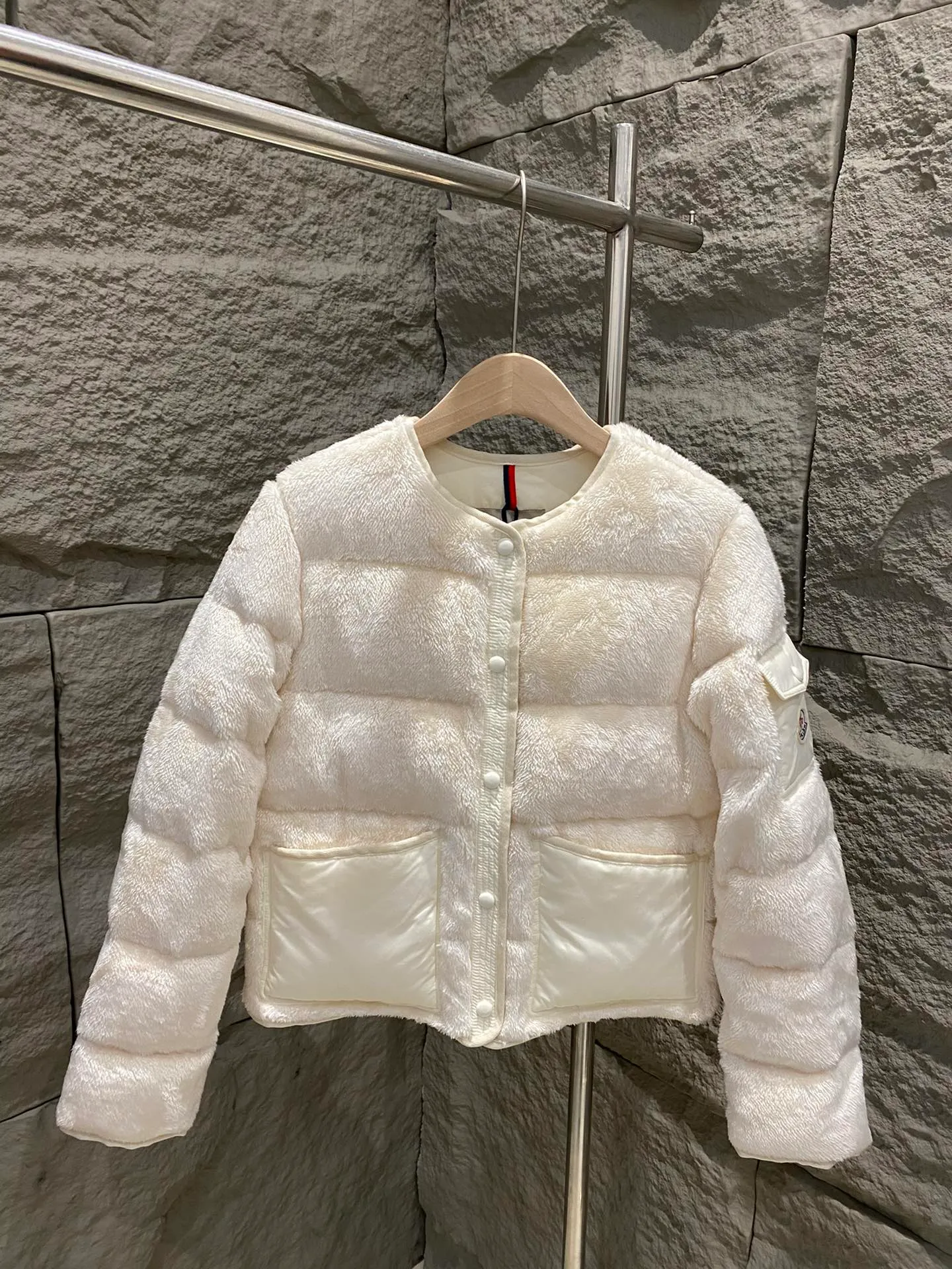 P780 Moncler Moncler 25 New Floyrac Women's Teddy Short Down Jacket Floyrac is made of soft teddy velvet-shaped fabric, reinterpreting the classic down jacket. The cropped silhouette features matte nylon details that contrast with the soft texture of the teddy fleece silhouette. Patch pockets on the sleeves pay homage to the brand's essence. This warm piece has a cropped silhouette that can be easily layered with elegant or casual pieces. Color: white/pink/grey Size: 0/1/2/3