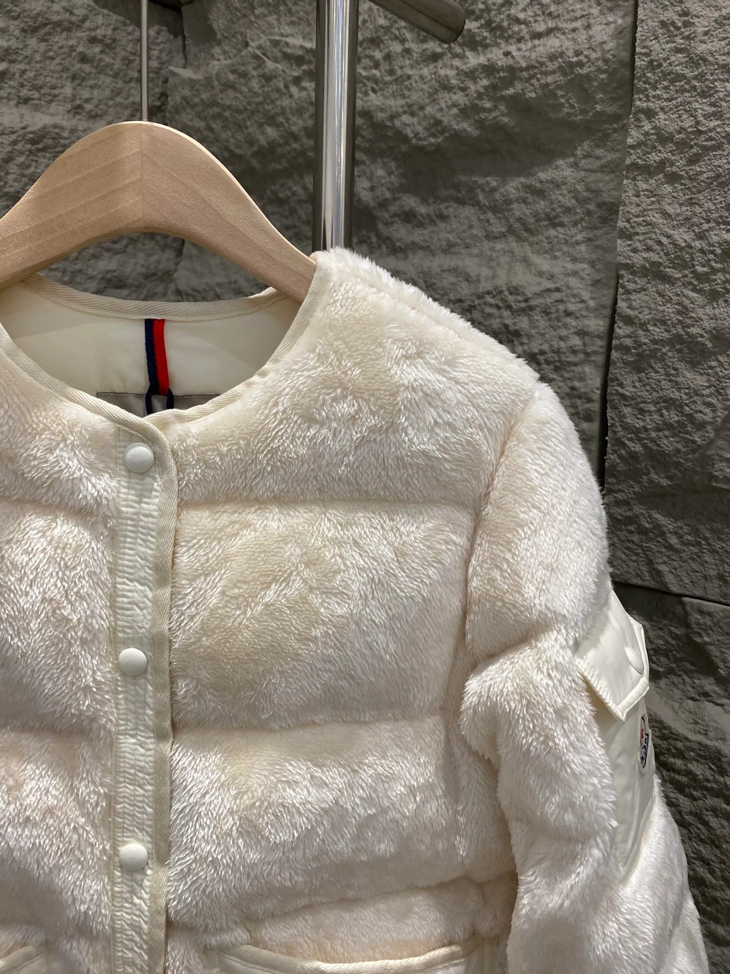 P780 Moncler Moncler 25 New Floyrac Women's Teddy Short Down Jacket Floyrac is made of soft teddy velvet-shaped fabric, reinterpreting the classic down jacket. The cropped silhouette features matte nylon details that contrast with the soft texture of the teddy fleece silhouette. Patch pockets on the sleeves pay homage to the brand's essence. This warm piece has a cropped silhouette that can be easily layered with elegant or casual pieces. Color: white/pink/grey Size: 0/1/2/3
