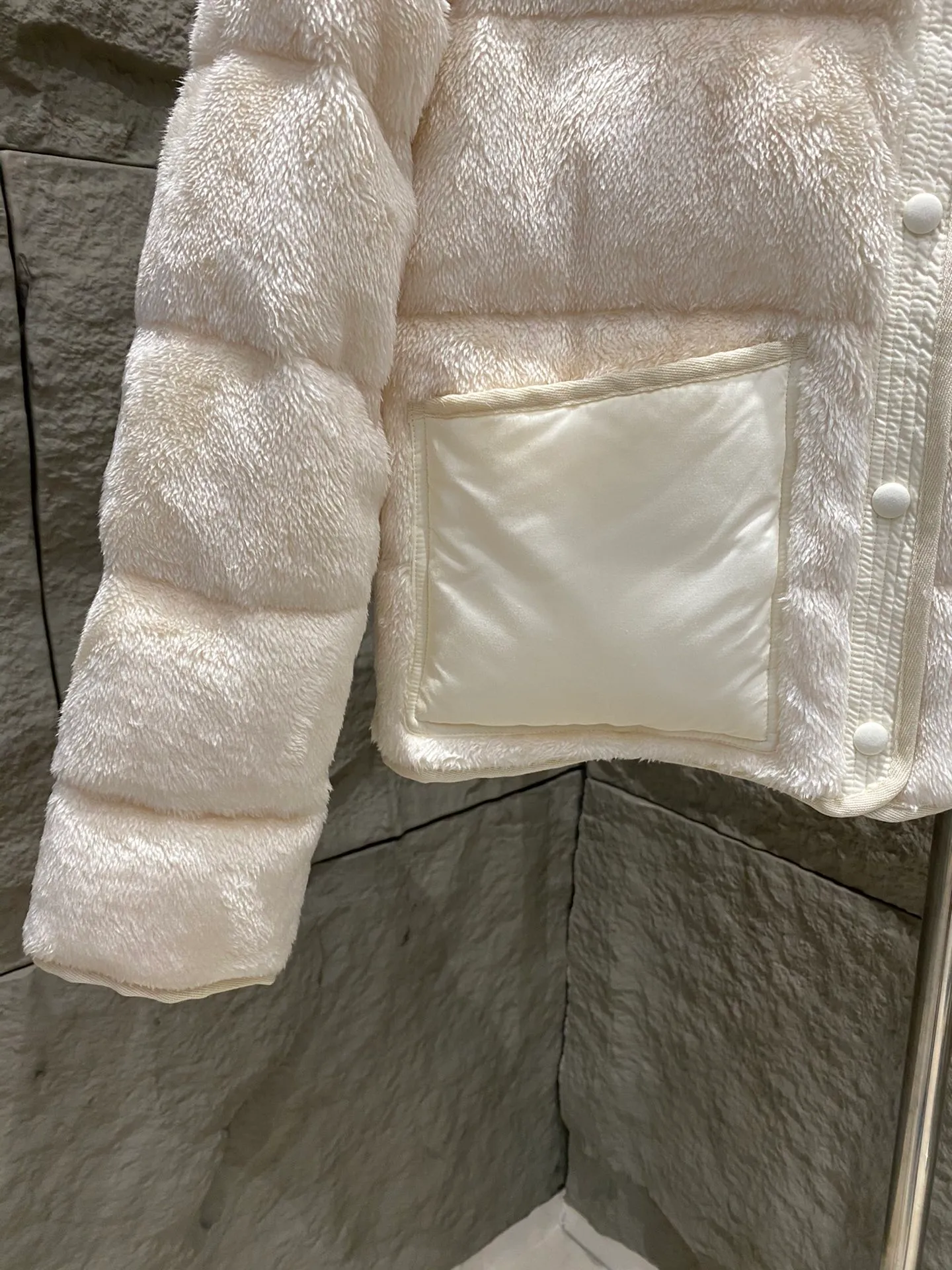 P780 Moncler Moncler 25 New Floyrac Women's Teddy Short Down Jacket Floyrac is made of soft teddy velvet-shaped fabric, reinterpreting the classic down jacket. The cropped silhouette features matte nylon details that contrast with the soft texture of the teddy fleece silhouette. Patch pockets on the sleeves pay homage to the brand's essence. This warm piece has a cropped silhouette that can be easily layered with elegant or casual pieces. Color: white/pink/grey Size: 0/1/2/3