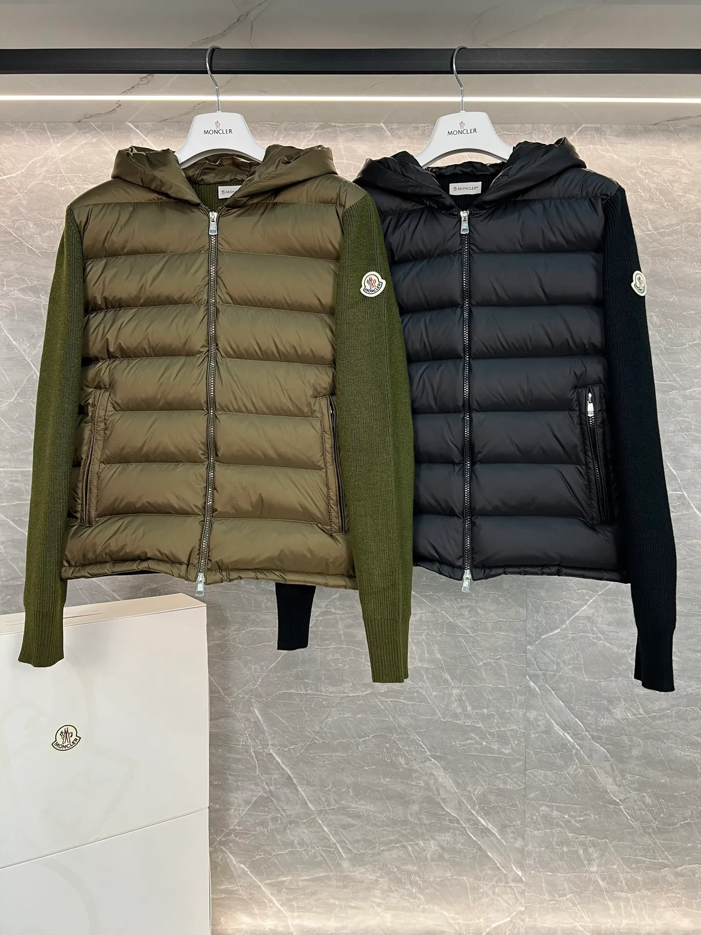 P720 Monc1er/Mongolian* wool sleeve men's patchwork hooded brim letter knitted down jacket ‼ ️Exclusive model, exclusive release‼ ️ Size: M L  Selling Points: Wool splicing hooded zipper men's down jacket lined with 90 white duck down ➕ virgin wool 100% + nylon fabric Moncler down jacket men's wool splicing hooded knitted men's down jacket New product for autumn and winter inner wear!!! In fact, down in China is a basic style in black, it can be worn alone or layered, it will be more layered!!! Autumn wear is very elegant! The texture is amazing, the velvet is large, delicate and stemless, and full of fluffiness! The amount of filling is sufficient, and the thermal insulation performance is not to mention!!! It is windproof and warm, eliminating any possibility of velvet running. It feels silky and soft, and the stiffness is also very light. This is the time to prepare it! It doesn't look bloated at all, not to mention the design!!! The black classic is easy to match and not old-fashioned, and the decorative design with this hooded webbing on the configuration shows the temperament and charm of a man!