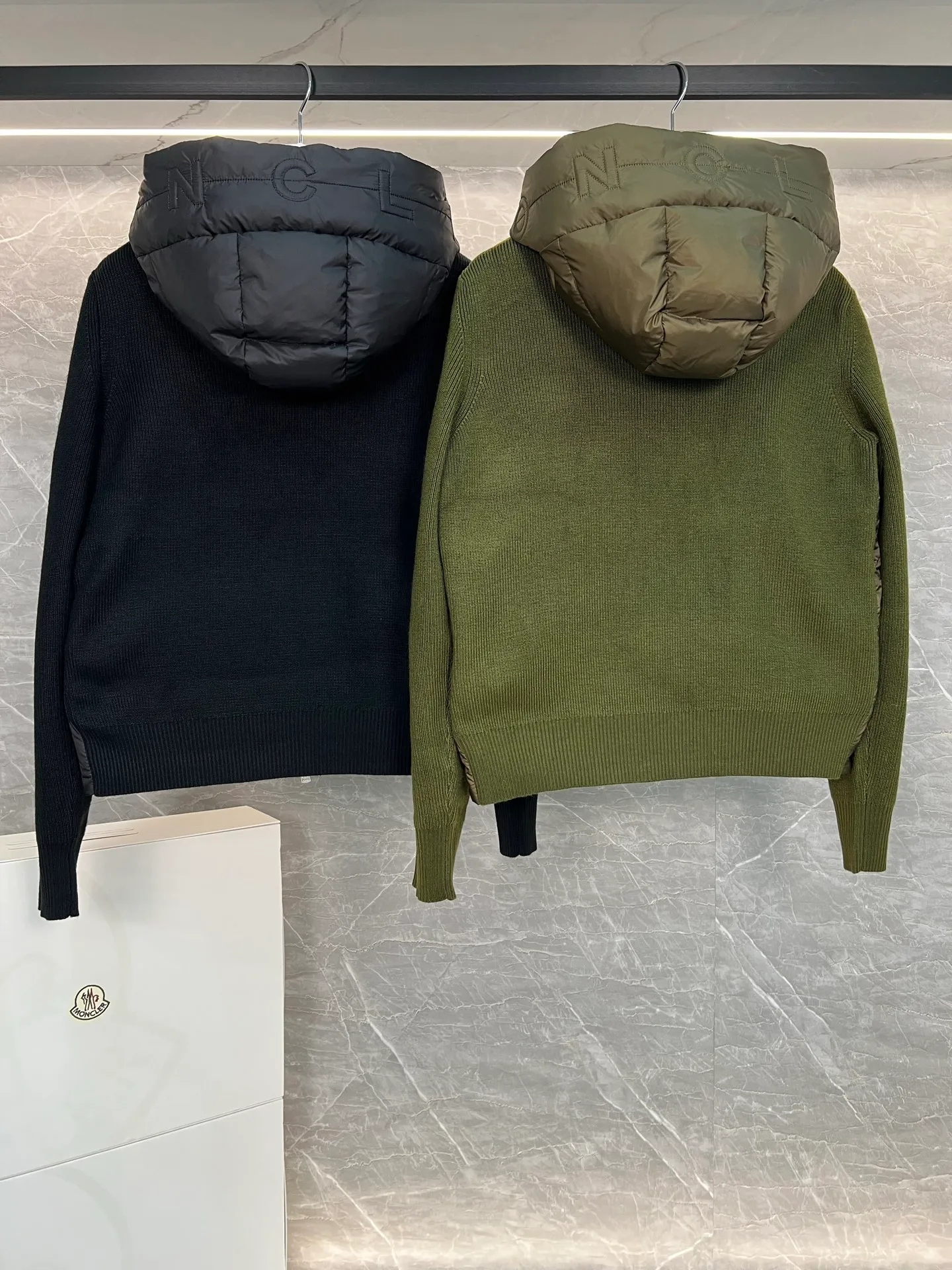 P720 Monc1er/Mongolian* wool sleeve men's patchwork hooded brim letter knitted down jacket ‼ ️Exclusive model, exclusive release‼ ️ Size: M L  Selling Points: Wool splicing hooded zipper men's down jacket lined with 90 white duck down ➕ virgin wool 100% + nylon fabric Moncler down jacket men's wool splicing hooded knitted men's down jacket New product for autumn and winter inner wear!!! In fact, down in China is a basic style in black, it can be worn alone or layered, it will be more layered!!! Autumn wear is very elegant! The texture is amazing, the velvet is large, delicate and stemless, and full of fluffiness! The amount of filling is sufficient, and the thermal insulation performance is not to mention!!! It is windproof and warm, eliminating any possibility of velvet running. It feels silky and soft, and the stiffness is also very light. This is the time to prepare it! It doesn't look bloated at all, not to mention the design!!! The black classic is easy to match and not old-fashioned, and the decorative design with this hooded webbing on the configuration shows the temperament and charm of a man!