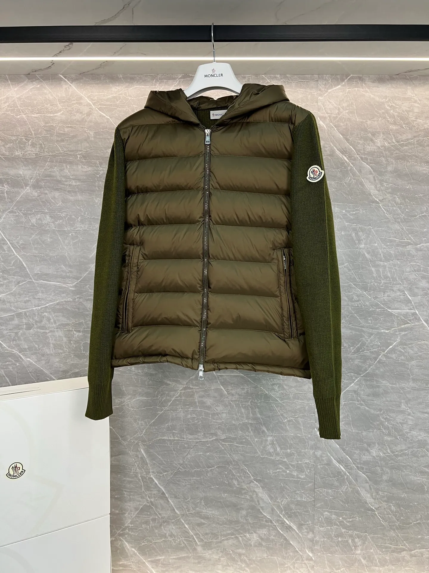 P720 Monc1er/Mongolian* wool sleeve men's patchwork hooded brim letter knitted down jacket ‼ ️Exclusive model, exclusive release‼ ️ Size: M L  Selling Points: Wool splicing hooded zipper men's down jacket lined with 90 white duck down ➕ virgin wool 100% + nylon fabric Moncler down jacket men's wool splicing hooded knitted men's down jacket New product for autumn and winter inner wear!!! In fact, down in China is a basic style in black, it can be worn alone or layered, it will be more layered!!! Autumn wear is very elegant! The texture is amazing, the velvet is large, delicate and stemless, and full of fluffiness! The amount of filling is sufficient, and the thermal insulation performance is not to mention!!! It is windproof and warm, eliminating any possibility of velvet running. It feels silky and soft, and the stiffness is also very light. This is the time to prepare it! It doesn't look bloated at all, not to mention the design!!! The black classic is easy to match and not old-fashioned, and the decorative design with this hooded webbing on the configuration shows the temperament and charm of a man!