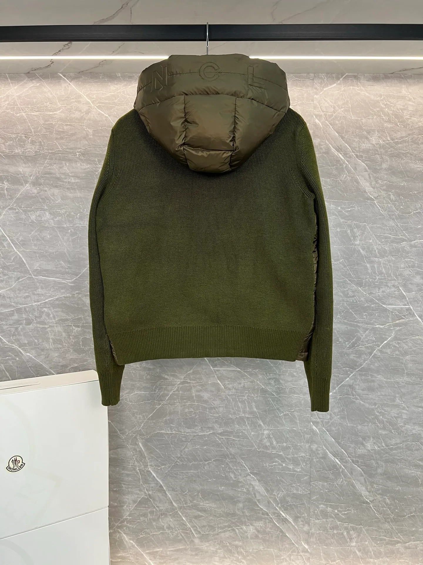 P720 Monc1er/Mongolian* wool sleeve men's patchwork hooded brim letter knitted down jacket ‼ ️Exclusive model, exclusive release‼ ️ Size: M L  Selling Points: Wool splicing hooded zipper men's down jacket lined with 90 white duck down ➕ virgin wool 100% + nylon fabric Moncler down jacket men's wool splicing hooded knitted men's down jacket New product for autumn and winter inner wear!!! In fact, down in China is a basic style in black, it can be worn alone or layered, it will be more layered!!! Autumn wear is very elegant! The texture is amazing, the velvet is large, delicate and stemless, and full of fluffiness! The amount of filling is sufficient, and the thermal insulation performance is not to mention!!! It is windproof and warm, eliminating any possibility of velvet running. It feels silky and soft, and the stiffness is also very light. This is the time to prepare it! It doesn't look bloated at all, not to mention the design!!! The black classic is easy to match and not old-fashioned, and the decorative design with this hooded webbing on the configuration shows the temperament and charm of a man!