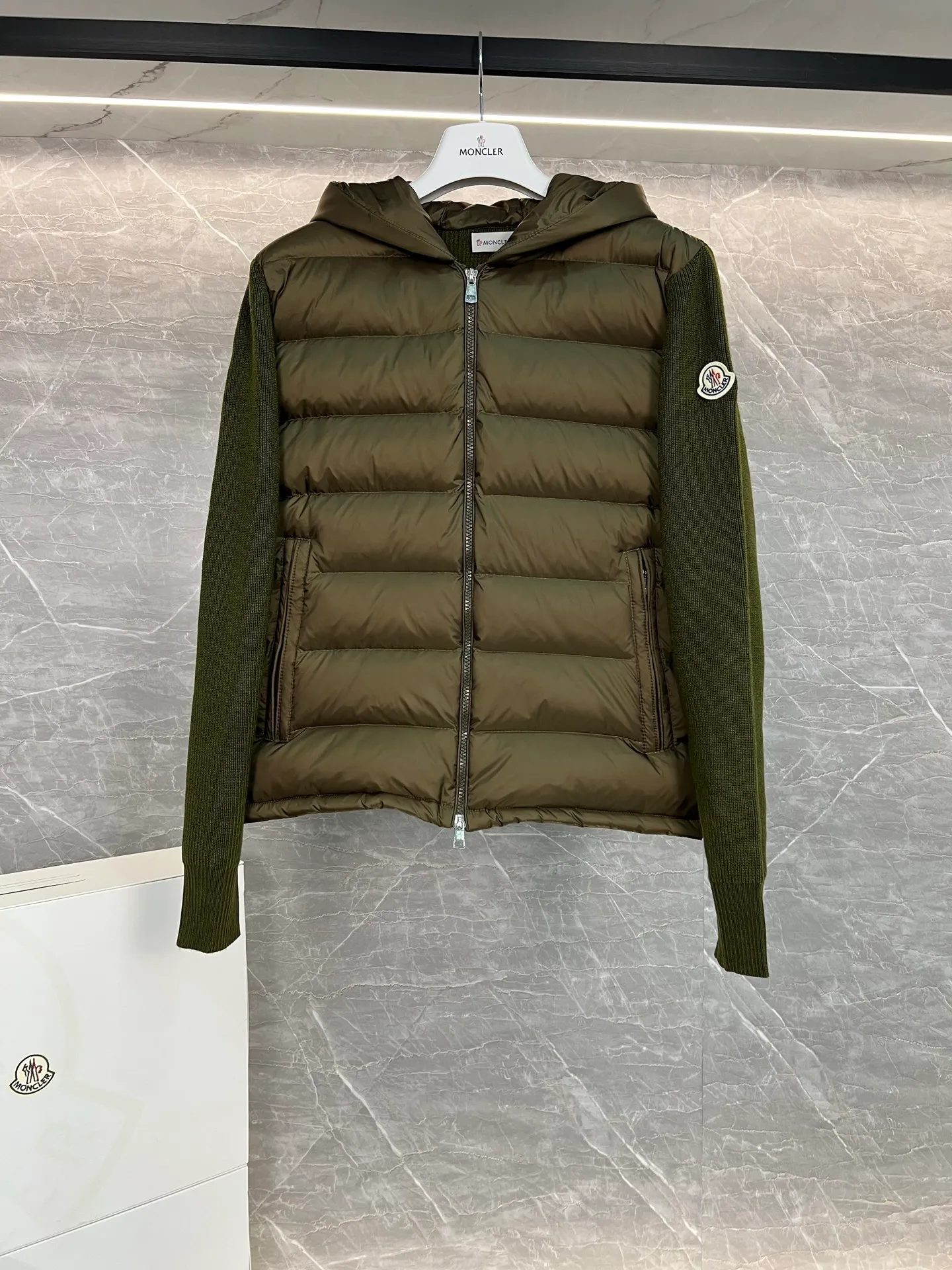 P720 Monc1er/Mongolian* wool sleeve men's patchwork hooded brim letter knitted down jacket ‼ ️Exclusive model, exclusive release‼ ️ Size: M L  Selling Points: Wool splicing hooded zipper men's down jacket lined with 90 white duck down ➕ virgin wool 100% + nylon fabric Moncler down jacket men's wool splicing hooded knitted men's down jacket New product for autumn and winter inner wear!!! In fact, down in China is a basic style in black, it can be worn alone or layered, it will be more layered!!! Autumn wear is very elegant! The texture is amazing, the velvet is large, delicate and stemless, and full of fluffiness! The amount of filling is sufficient, and the thermal insulation performance is not to mention!!! It is windproof and warm, eliminating any possibility of velvet running. It feels silky and soft, and the stiffness is also very light. This is the time to prepare it! It doesn't look bloated at all, not to mention the design!!! The black classic is easy to match and not old-fashioned, and the decorative design with this hooded webbing on the configuration shows the temperament and charm of a man!