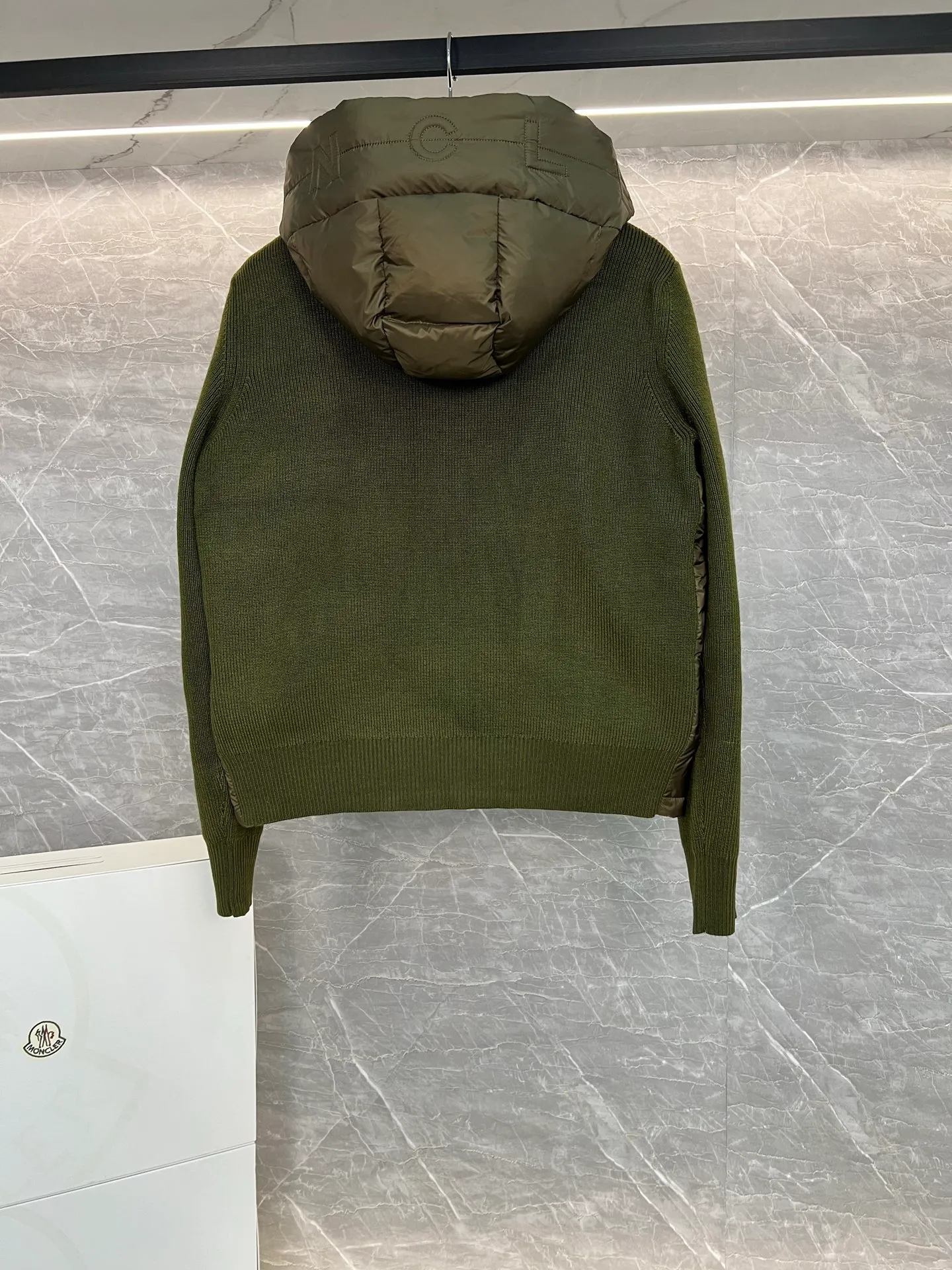 P720 Monc1er/Mongolian* wool sleeve men's patchwork hooded brim letter knitted down jacket ‼ ️Exclusive model, exclusive release‼ ️ Size: M L  Selling Points: Wool splicing hooded zipper men's down jacket lined with 90 white duck down ➕ virgin wool 100% + nylon fabric Moncler down jacket men's wool splicing hooded knitted men's down jacket New product for autumn and winter inner wear!!! In fact, down in China is a basic style in black, it can be worn alone or layered, it will be more layered!!! Autumn wear is very elegant! The texture is amazing, the velvet is large, delicate and stemless, and full of fluffiness! The amount of filling is sufficient, and the thermal insulation performance is not to mention!!! It is windproof and warm, eliminating any possibility of velvet running. It feels silky and soft, and the stiffness is also very light. This is the time to prepare it! It doesn't look bloated at all, not to mention the design!!! The black classic is easy to match and not old-fashioned, and the decorative design with this hooded webbing on the configuration shows the temperament and charm of a man!