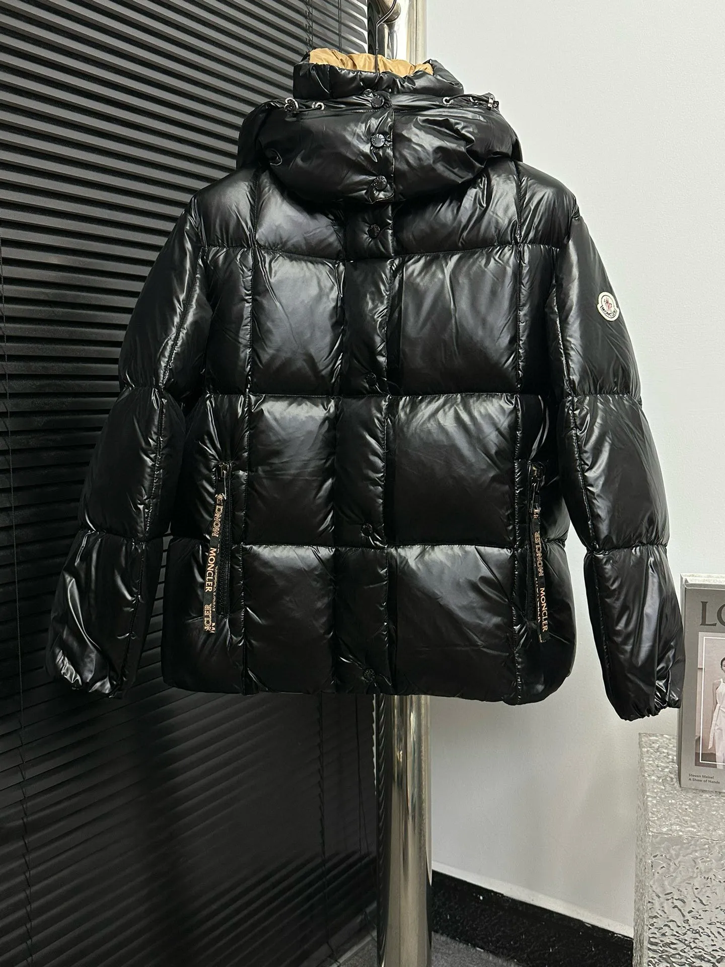 P770 [MONCLER] Meng Mouth 22FW Checkered Bread Short Down Jacket, one of the main autumn and winter series, destined to be popular all over the Internet! Mengkou’s flagship series this year is filled with 90% white goose down, which is warm, comfortable and not bulky. It is a bread suit pattern formed by large squares. Each square is evenly distributed, firmly locking the down and warming your figure! The interior adopts a brown contrasting color design, which does not lose its personality and looks low-key! The letter woven tape on the pocket highlights the brand and has a certain sense of beauty and layering! The original customized fabric has a high density and a certain color, and the feel is definitely consistent with the original! ! ! The contrasting color fabric inside is dyed first and after repeated testing, the size is: 0 1 2 3