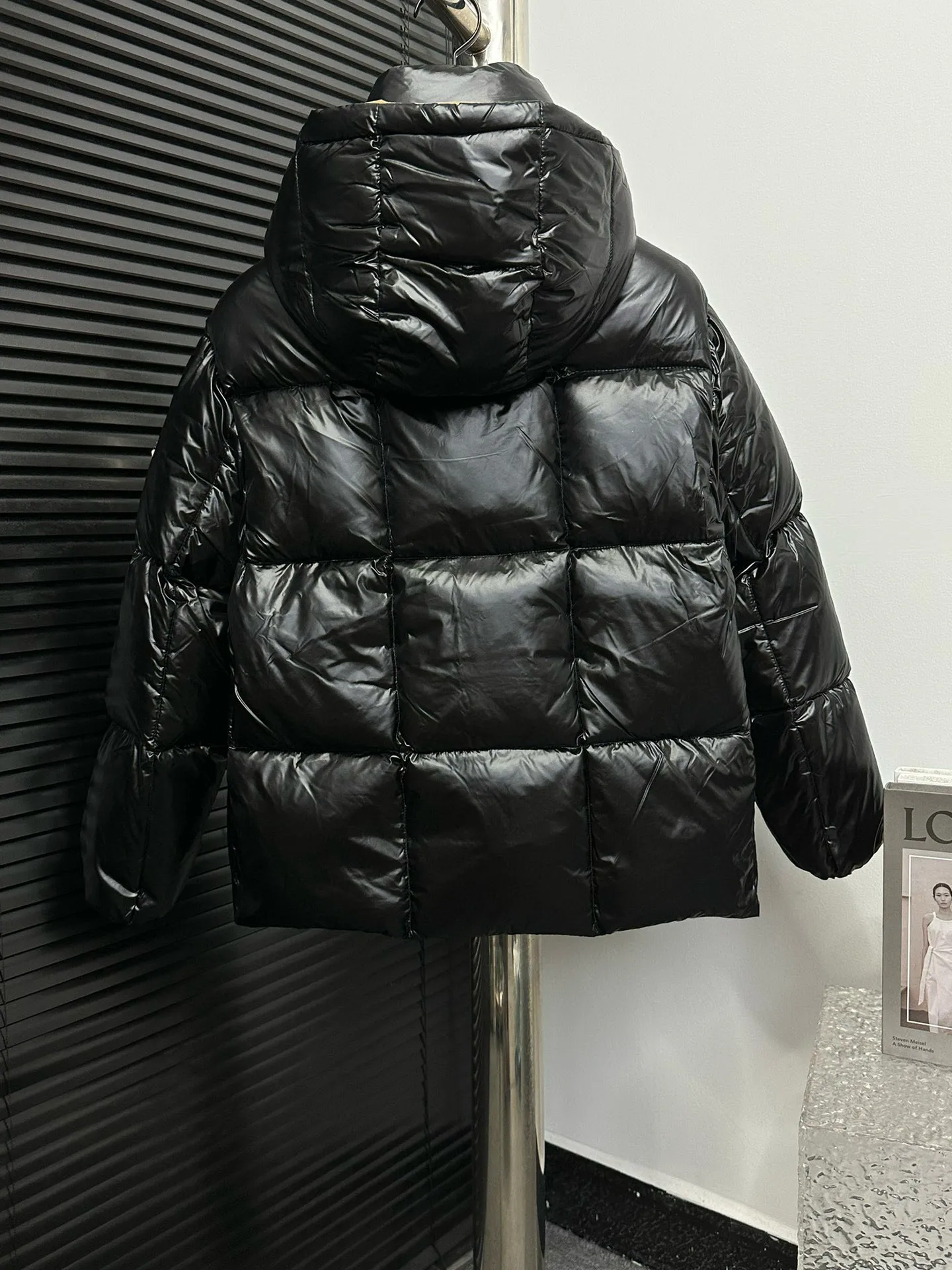 P770 [MONCLER] Meng Mouth 22FW Checkered Bread Short Down Jacket, one of the main autumn and winter series, destined to be popular all over the Internet! Mengkou’s flagship series this year is filled with 90% white goose down, which is warm, comfortable and not bulky. It is a bread suit pattern formed by large squares. Each square is evenly distributed, firmly locking the down and warming your figure! The interior adopts a brown contrasting color design, which does not lose its personality and looks low-key! The letter woven tape on the pocket highlights the brand and has a certain sense of beauty and layering! The original customized fabric has a high density and a certain color, and the feel is definitely consistent with the original! ! ! The contrasting color fabric inside is dyed first and after repeated testing, the size is: 0 1 2 3