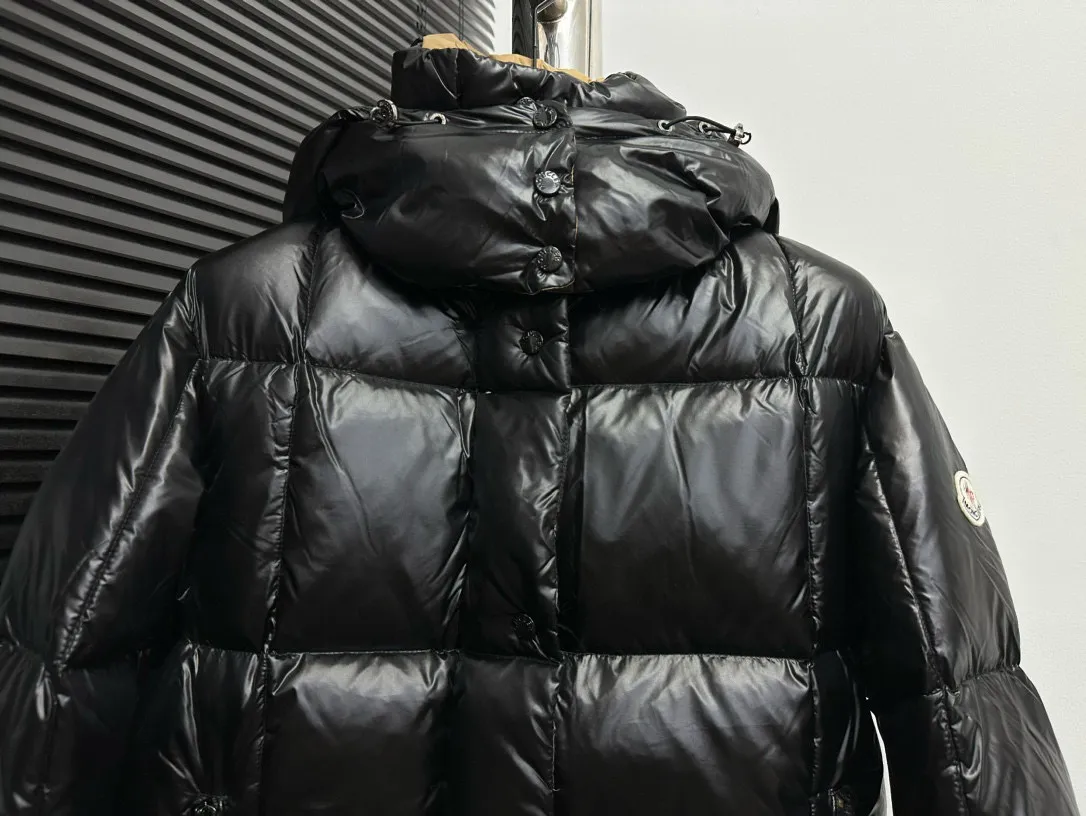 P770 [MONCLER] Meng Mouth 22FW Checkered Bread Short Down Jacket, one of the main autumn and winter series, destined to be popular all over the Internet! Mengkou’s flagship series this year is filled with 90% white goose down, which is warm, comfortable and not bulky. It is a bread suit pattern formed by large squares. Each square is evenly distributed, firmly locking the down and warming your figure! The interior adopts a brown contrasting color design, which does not lose its personality and looks low-key! The letter woven tape on the pocket highlights the brand and has a certain sense of beauty and layering! The original customized fabric has a high density and a certain color, and the feel is definitely consistent with the original! ! ! The contrasting color fabric inside is dyed first and after repeated testing, the size is: 0 1 2 3