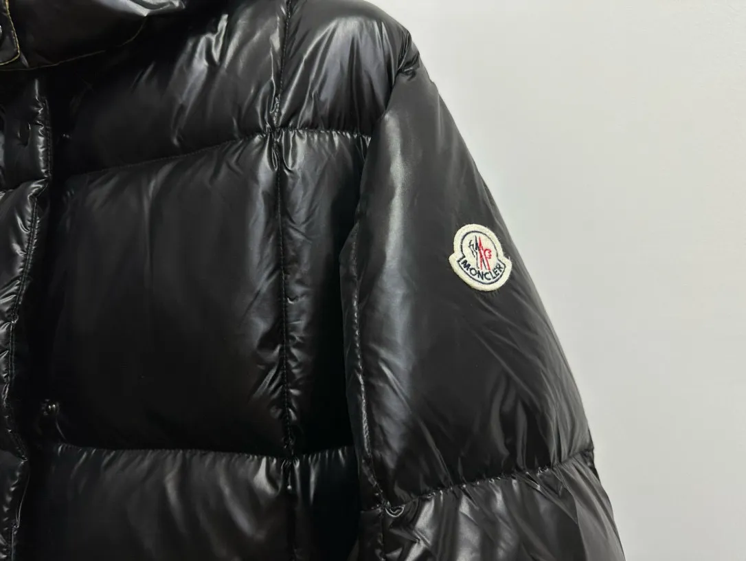 P770 [MONCLER] Meng Mouth 22FW Checkered Bread Short Down Jacket, one of the main autumn and winter series, destined to be popular all over the Internet! Mengkou’s flagship series this year is filled with 90% white goose down, which is warm, comfortable and not bulky. It is a bread suit pattern formed by large squares. Each square is evenly distributed, firmly locking the down and warming your figure! The interior adopts a brown contrasting color design, which does not lose its personality and looks low-key! The letter woven tape on the pocket highlights the brand and has a certain sense of beauty and layering! The original customized fabric has a high density and a certain color, and the feel is definitely consistent with the original! ! ! The contrasting color fabric inside is dyed first and after repeated testing, the size is: 0 1 2 3