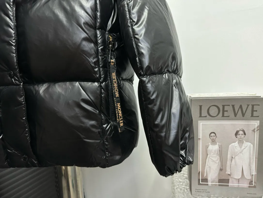 P770 [MONCLER] Meng Mouth 22FW Checkered Bread Short Down Jacket, one of the main autumn and winter series, destined to be popular all over the Internet! Mengkou’s flagship series this year is filled with 90% white goose down, which is warm, comfortable and not bulky. It is a bread suit pattern formed by large squares. Each square is evenly distributed, firmly locking the down and warming your figure! The interior adopts a brown contrasting color design, which does not lose its personality and looks low-key! The letter woven tape on the pocket highlights the brand and has a certain sense of beauty and layering! The original customized fabric has a high density and a certain color, and the feel is definitely consistent with the original! ! ! The contrasting color fabric inside is dyed first and after repeated testing, the size is: 0 1 2 3