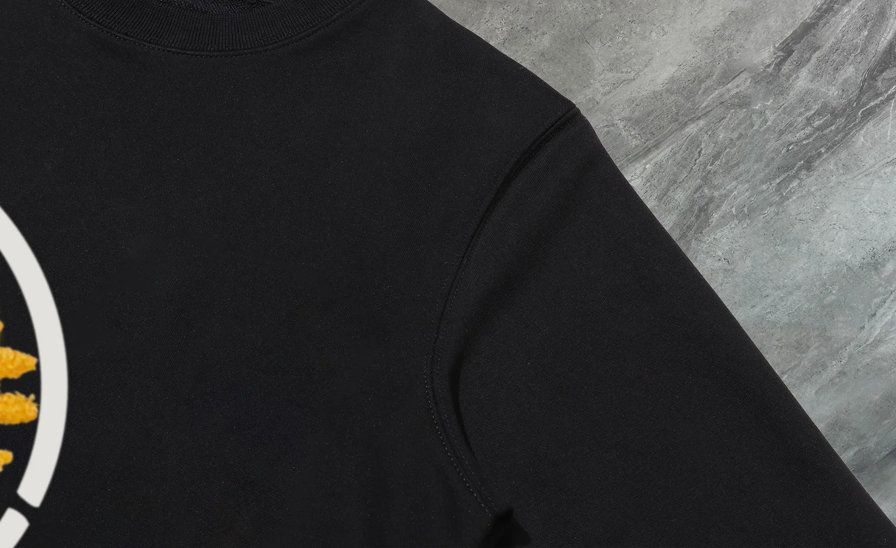 P210 high version sweatshirt) 📦Support exchange after the year📦 [Long-term ready stock] 〖 𝐌𝐎𝐍𝐂𝐋𝐄𝐑~Mask〗 Made of 440g heavyweight fabric Different from the market currency, you can match it with anything and it will be handsome😎The whole dress is made of double waistcoats. The double waistcoat method makes the whole dress more three-dimensional. It is not something that ordinary factories can do. 2025 T stage spring catwalk version, on sale at the counter, round neck terry sweatshirt. High-end double-strand pure cotton. Customized stretch ribs are dyed in the same vat. Complete with three standards. Matched with exquisite embroidered LOGO on the chest, simple and advanced. Same style for men and women. Color: black, apricot, white Size: S M L XL 2XL