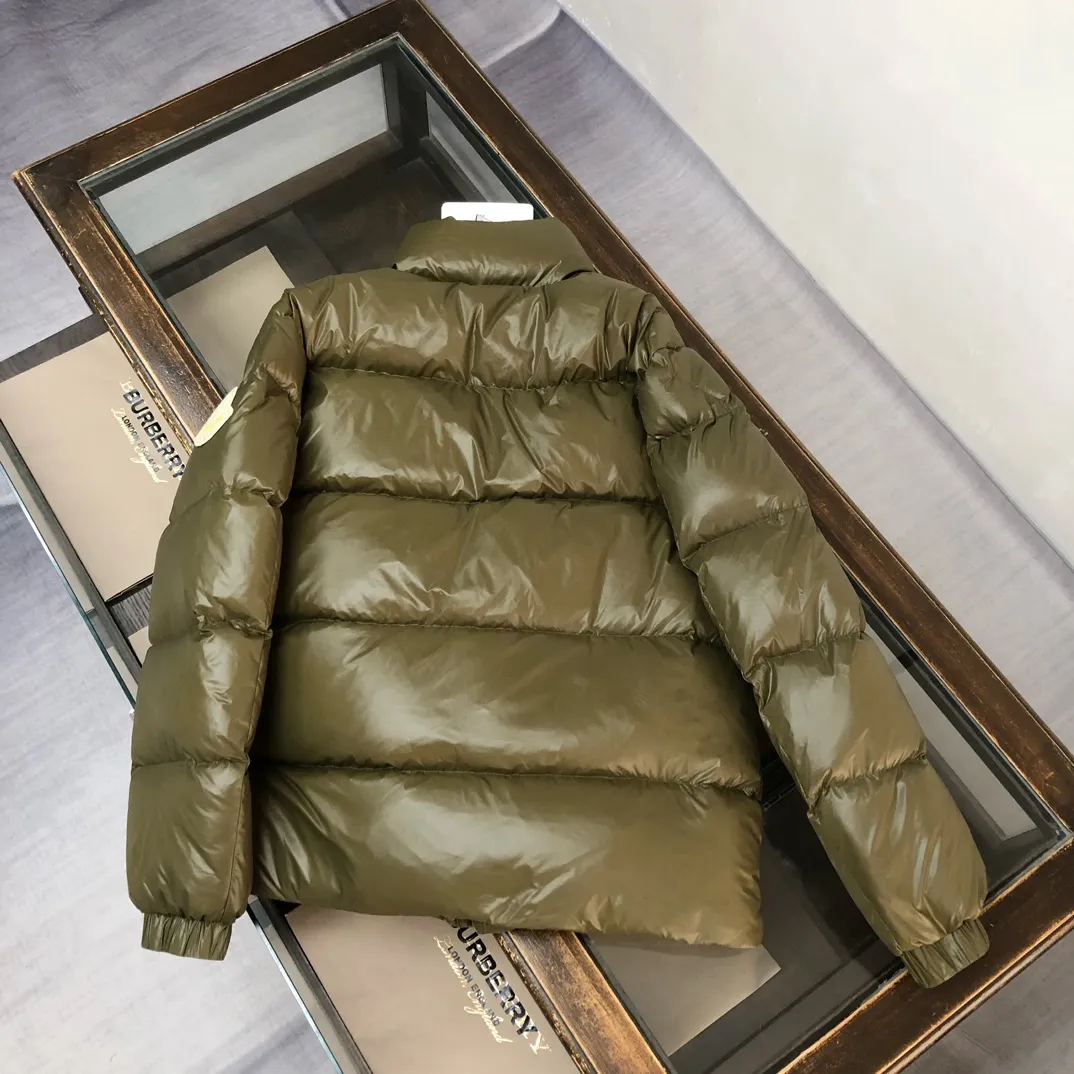 P840 🆕Moncler Tripiti 25 autumn and winter latest tripiti short down jacket for couples, made of functional shiny nylon fabric, comfortable and warm without being heavy. Chenille logo patch highlights the essence of the brand. Filled with 90% down, it is warm, comfortable and not bulky. The large squares form a bread suit pattern. Each square is evenly distributed, firmly locking the down and keeping your figure warm! Color: Black Green Size: 1-2-3-4-5 (M-3xl)