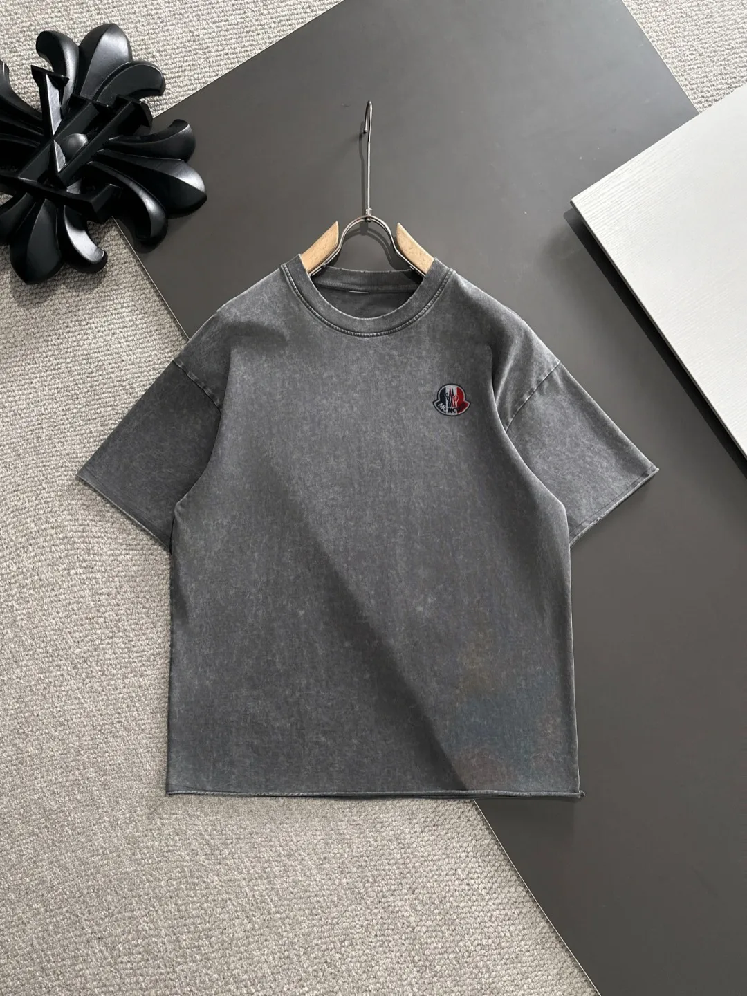 Next day delivery P300 high version MONCLER/muzzled 25ss spring and summer new high-definition T-shirt. Made with machines imported from Italy. Truly the most luxurious and high-quality. The style that you can wear with your eyes closed. Heavy combed fabrics. High-strength and heavy-weight fabrics feel substantial when weighed. The upper body is more textured than ordinary T-shirts and is not easy to deform. This texture can cope with the weather. It absorbs sweat and is breathable, suitable for both hot and cold conditions! Perfectly produced with reference to the original stitch and stitch! The loose fit design is super noble. Custom-woven signature ribbed collar, cuffs, and hem. Really rare and rare goods Size: S-XXL