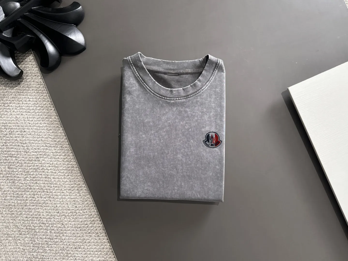 Next day delivery P300 high version MONCLER/muzzled 25ss spring and summer new high-definition T-shirt. Made with machines imported from Italy. Truly the most luxurious and high-quality. The style that you can wear with your eyes closed. Heavy combed fabrics. High-strength and heavy-weight fabrics feel substantial when weighed. The upper body is more textured than ordinary T-shirts and is not easy to deform. This texture can cope with the weather. It absorbs sweat and is breathable, suitable for both hot and cold conditions! Perfectly produced with reference to the original stitch and stitch! The loose fit design is super noble. Custom-woven signature ribbed collar, cuffs, and hem. Really rare and rare goods Size: S-XXL