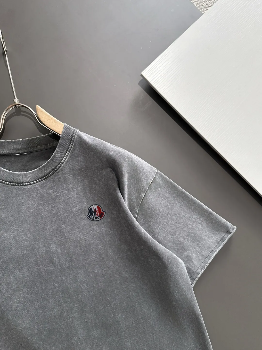 Next day delivery P300 high version MONCLER/muzzled 25ss spring and summer new high-definition T-shirt. Made with machines imported from Italy. Truly the most luxurious and high-quality. The style that you can wear with your eyes closed. Heavy combed fabrics. High-strength and heavy-weight fabrics feel substantial when weighed. The upper body is more textured than ordinary T-shirts and is not easy to deform. This texture can cope with the weather. It absorbs sweat and is breathable, suitable for both hot and cold conditions! Perfectly produced with reference to the original stitch and stitch! The loose fit design is super noble. Custom-woven signature ribbed collar, cuffs, and hem. Really rare and rare goods Size: S-XXL