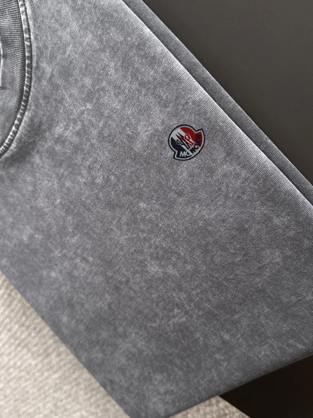 Next day delivery P300 high version MONCLER/muzzled 25ss spring and summer new high-definition T-shirt. Made with machines imported from Italy. Truly the most luxurious and high-quality. The style that you can wear with your eyes closed. Heavy combed fabrics. High-strength and heavy-weight fabrics feel substantial when weighed. The upper body is more textured than ordinary T-shirts and is not easy to deform. This texture can cope with the weather. It absorbs sweat and is breathable, suitable for both hot and cold conditions! Perfectly produced with reference to the original stitch and stitch! The loose fit design is super noble. Custom-woven signature ribbed collar, cuffs, and hem. Really rare and rare goods Size: S-XXL