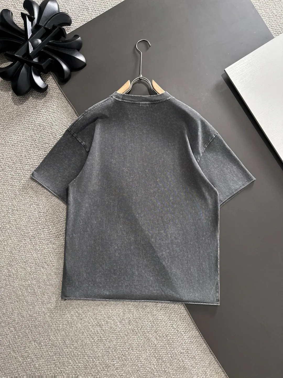 Next day delivery P300 high version MONCLER/muzzled 25ss spring and summer new high-definition T-shirt. Made with machines imported from Italy. Truly the most luxurious and high-quality. The style that you can wear with your eyes closed. Heavy combed fabrics. High-strength and heavy-weight fabrics feel substantial when weighed. The upper body is more textured than ordinary T-shirts and is not easy to deform. This texture can cope with the weather. It absorbs sweat and is breathable, suitable for both hot and cold conditions! Perfectly produced with reference to the original stitch and stitch! The loose fit design is super noble. Custom-woven signature ribbed collar, cuffs, and hem. Really rare and rare goods Size: S-XXL