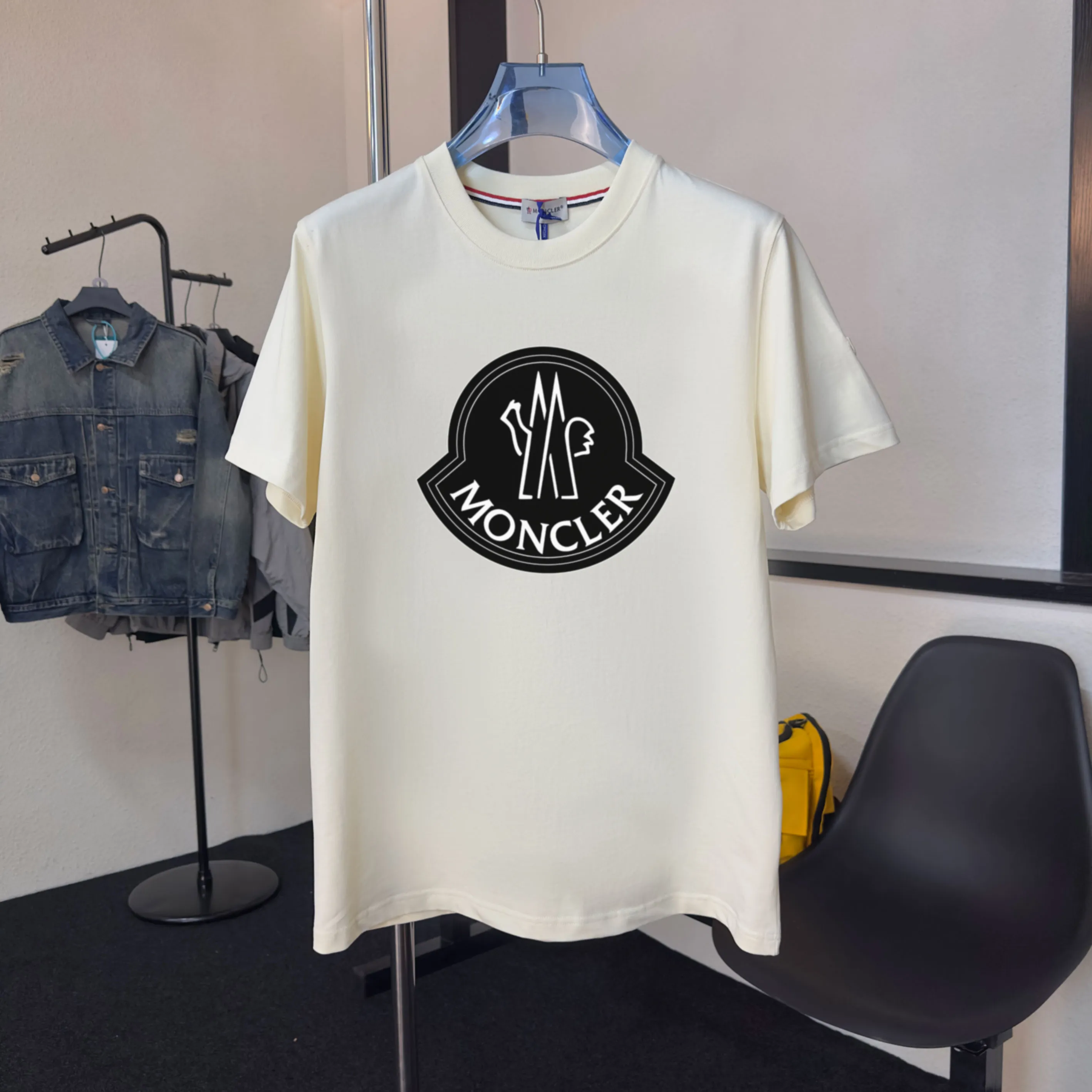 P140 💰Upgraded version "Mobile phone smart sensor ~ NFC chip armband ~ direct access to the official website for anti-counterfeiting" "Moncler ~ Mouth Mouth" 2025 new high-quality round neck short-sleeved T-shirt. The cuffs have imported embroidered labels. Customized dyeing, very comfortable to touch. Super versatile and good-looking short-sleeved. Complete with three labels. Non-market ordinary version. Feel free to compare. Quality is absolutely guaranteed! ‼ First of all, this original fabric is all custom-woven with 32-count double yarn fabric, 250G, and the weight is the same‼ Fine workmanship, double waistcoat method, double waistcoat method, double waistcoat method makes the whole dress more three-dimensional, which is not a craft that ordinary T-shirts can achieve🤪 Size: S-M-L-XL-2XL Color: black, white, apricot, same style for men and women