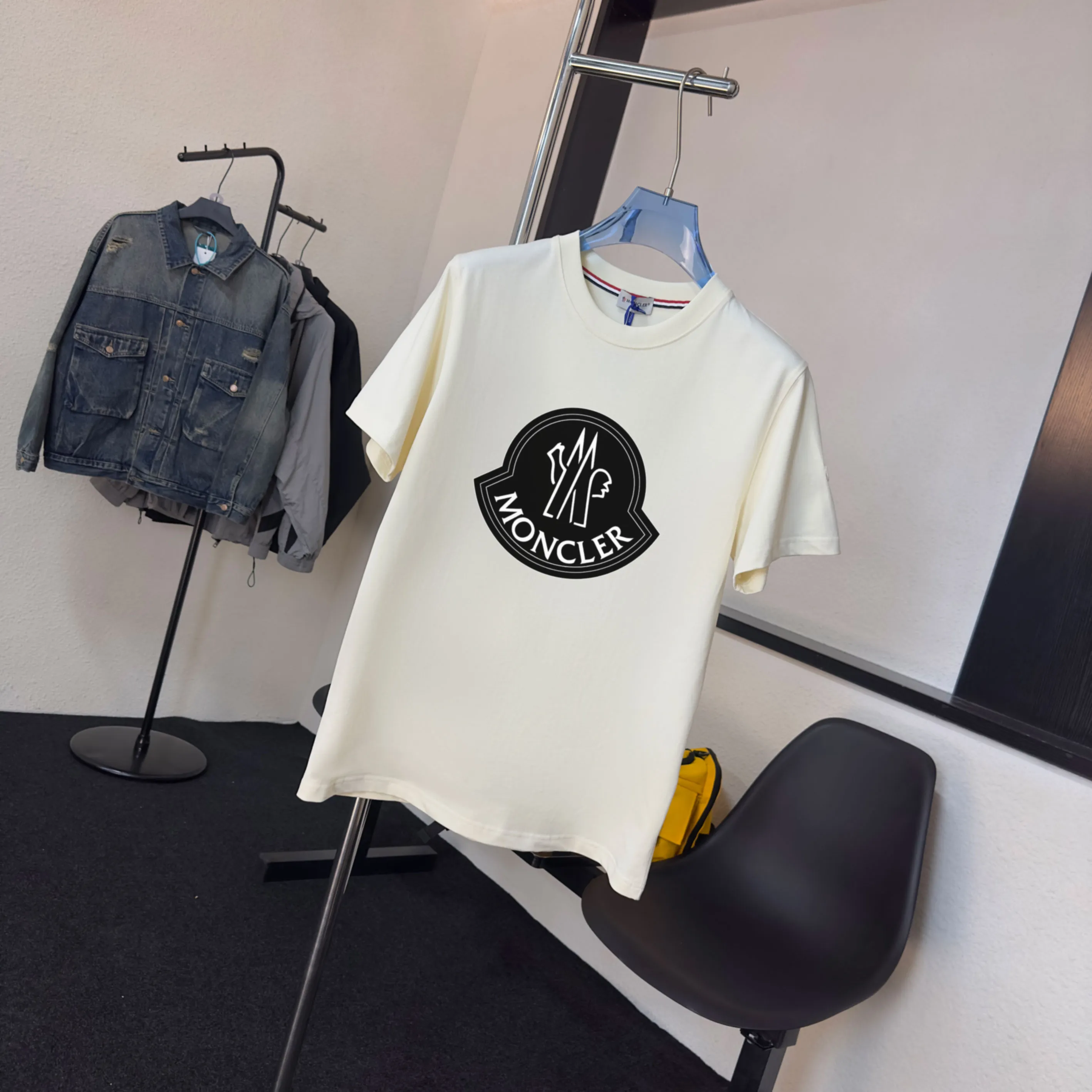 P140 💰Upgraded version "Mobile phone smart sensor ~ NFC chip armband ~ direct access to the official website for anti-counterfeiting" "Moncler ~ Mouth Mouth" 2025 new high-quality round neck short-sleeved T-shirt. The cuffs have imported embroidered labels. Customized dyeing, very comfortable to touch. Super versatile and good-looking short-sleeved. Complete with three labels. Non-market ordinary version. Feel free to compare. Quality is absolutely guaranteed! ‼ First of all, this original fabric is all custom-woven with 32-count double yarn fabric, 250G, and the weight is the same‼ Fine workmanship, double waistcoat method, double waistcoat method, double waistcoat method makes the whole dress more three-dimensional, which is not a craft that ordinary T-shirts can achieve🤪 Size: S-M-L-XL-2XL Color: black, white, apricot, same style for men and women