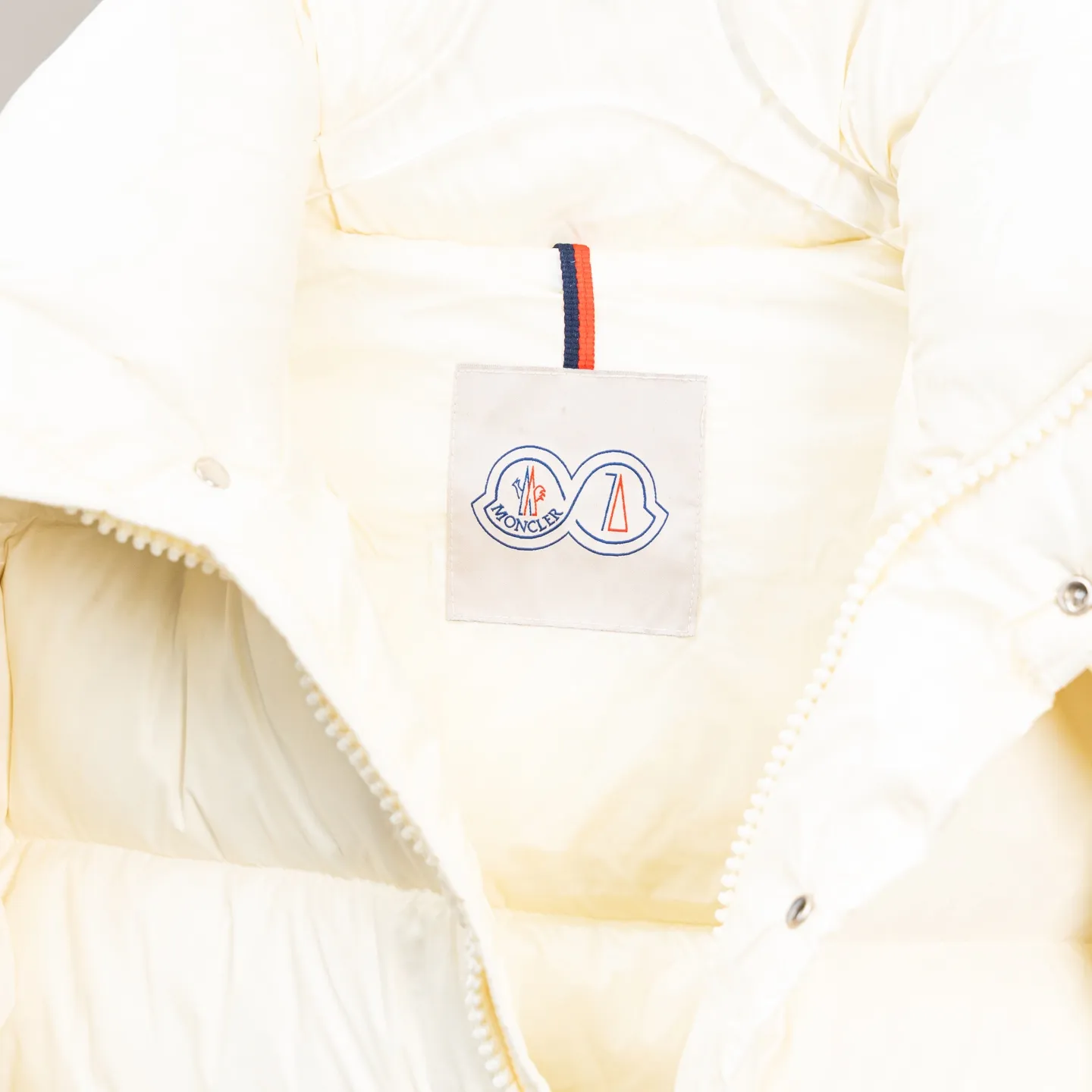 P740 Top version 🆕🆕🆕🆕Moncler/Moncler Maya 70th Anniversary Limited Down Jacket Moncler Maya classic shiny small label down jacket, the pockets on the cuffs are a perfect combination with the 70-week wool felt small label, the hood is removable, the fabric is customized and is consistent with the original version, the lacquered shiny fabric is windproof and waterproof, the same as the original version Filled with 90% white duck down, up to 400g of down, excellent thermal insulation effect, a must in cold areas Customized original accessories, complete with three labels, molded custom logo buttons Color: Black White Brown SIZE: 1 2 3 4 5