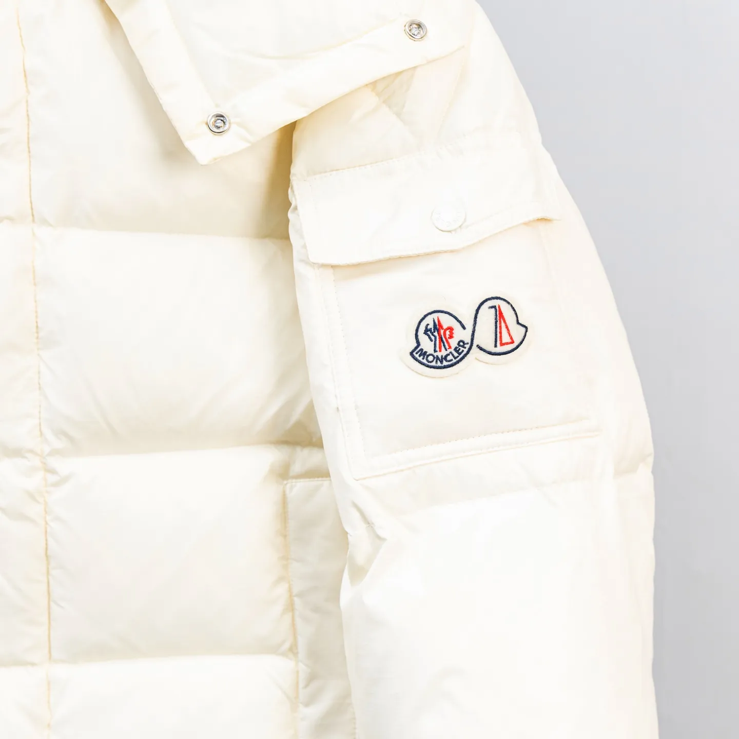 P740 Top version 🆕🆕🆕🆕Moncler/Moncler Maya 70th Anniversary Limited Down Jacket Moncler Maya classic shiny small label down jacket, the pockets on the cuffs are a perfect combination with the 70-week wool felt small label, the hood is removable, the fabric is customized and is consistent with the original version, the lacquered shiny fabric is windproof and waterproof, the same as the original version Filled with 90% white duck down, up to 400g of down, excellent thermal insulation effect, a must in cold areas Customized original accessories, complete with three labels, molded custom logo buttons Color: Black White Brown SIZE: 1 2 3 4 5