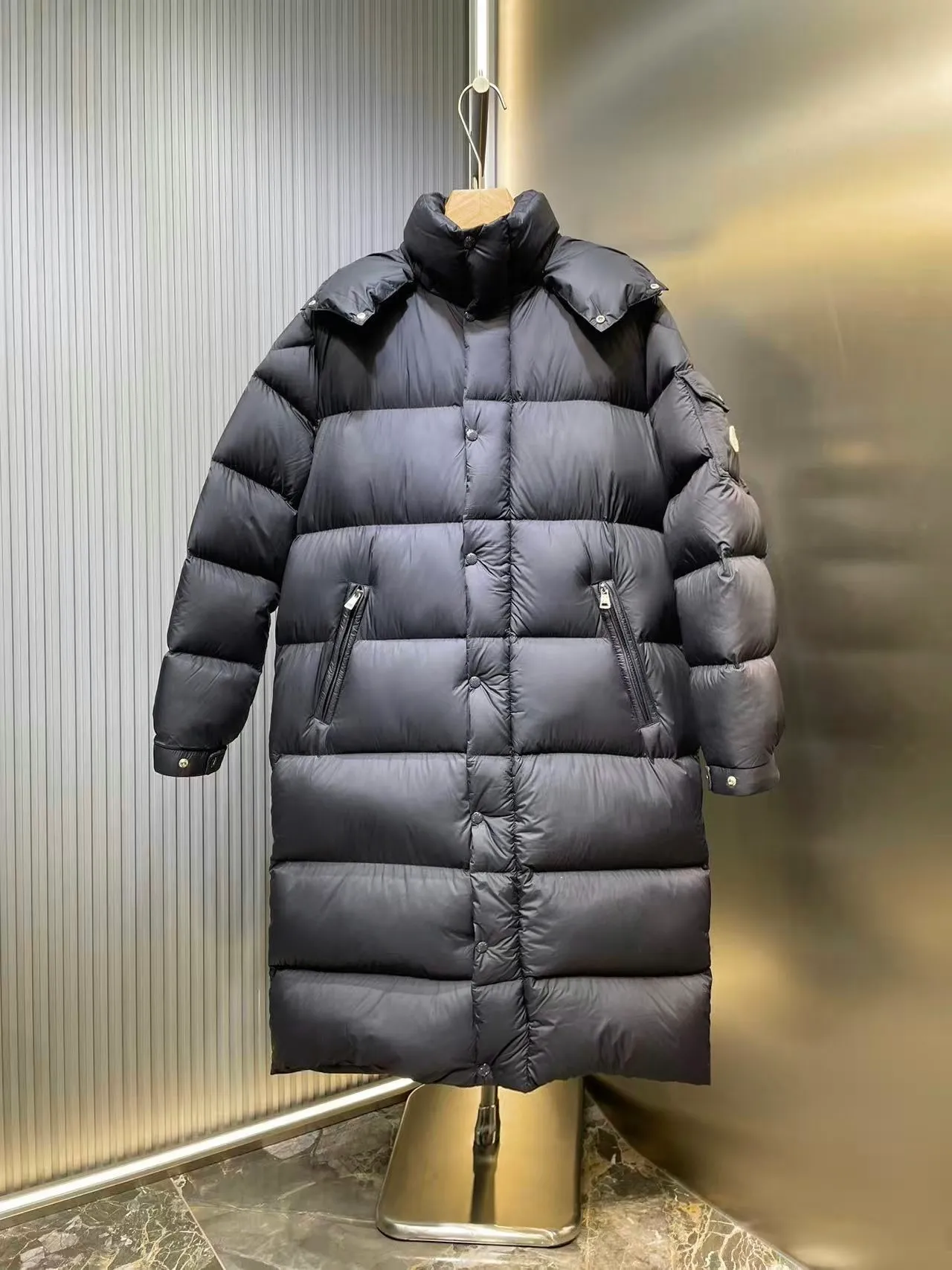 P1180 Moncler (Black) 🌟Maya Matte Long The fabric is made of the original longue saison nylon material, which effectively blocks wind and rain and keeps the interior dry and comfortable. Comfortable and wind resistant. The inner filling is made of high-quality national standard 90 white goose down, which has light fluffiness and excellent thermal insulation performance. Quilting design, classic rectangular texture, a quilting process that can not only fix down to prevent it from running away, but is also an important decorative element. Stitching technology is very important, fine stitches can better lock the velvet. The internal washing label N is equipped with an anti-counterfeiting chip and a built-in sensor to verify the authenticity. It is detachable with buckles and can be adjusted with drawstrings at the hem and cuffs. The hardware accessories are unified to restore the original zippers, using YKK brand zippers for smoother and more durable buckles, windproof design ribs on the cuffs and hem, and adjustable drawstrings. Custom woven and dyed, no color difference from the original. Perfect restoration of ingenious craftsmanship, complete three standards, customized accessories size: 12345