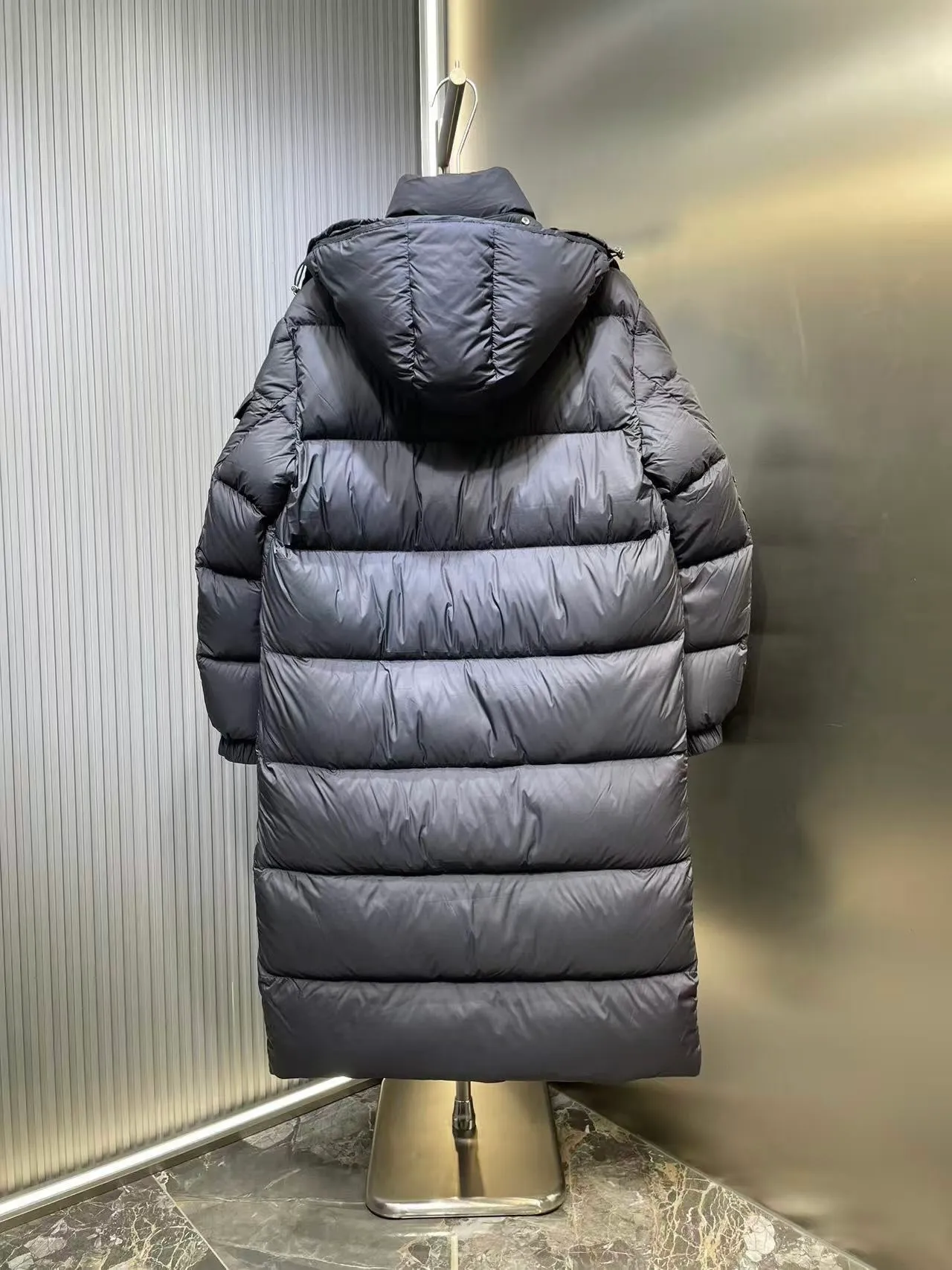 P1180 Moncler (Black) 🌟Maya Matte Long The fabric is made of the original longue saison nylon material, which effectively blocks wind and rain and keeps the interior dry and comfortable. Comfortable and wind resistant. The inner filling is made of high-quality national standard 90 white goose down, which has light fluffiness and excellent thermal insulation performance. Quilting design, classic rectangular texture, a quilting process that can not only fix down to prevent it from running away, but is also an important decorative element. Stitching technology is very important, fine stitches can better lock the velvet. The internal washing label N is equipped with an anti-counterfeiting chip and a built-in sensor to verify the authenticity. It is detachable with buckles and can be adjusted with drawstrings at the hem and cuffs. The hardware accessories are unified to restore the original zippers, using YKK brand zippers for smoother and more durable buckles, windproof design ribs on the cuffs and hem, and adjustable drawstrings. Custom woven and dyed, no color difference from the original. Perfect restoration of ingenious craftsmanship, complete three standards, customized accessories size: 12345