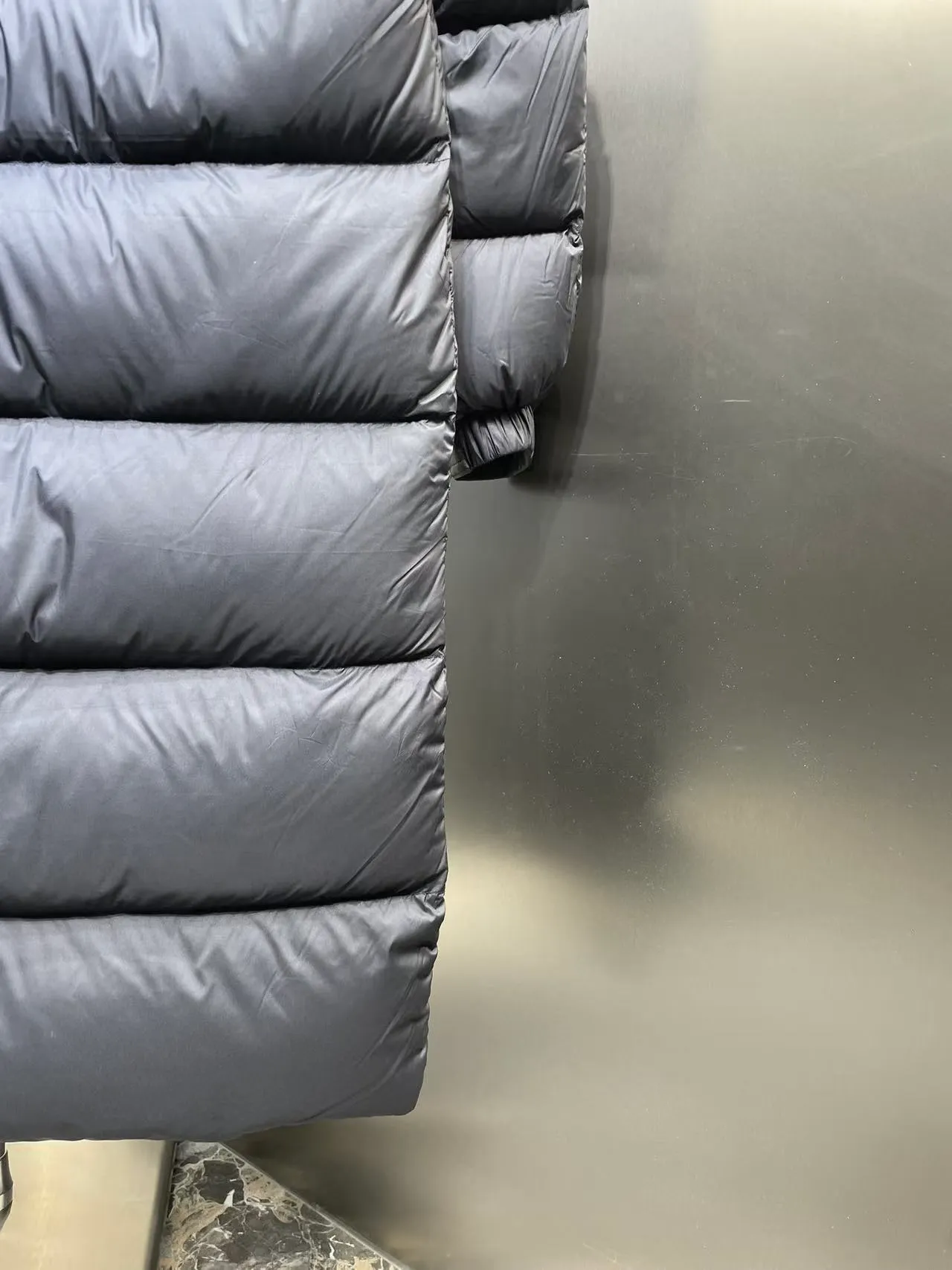 P1180 Moncler (Black) 🌟Maya Matte Long The fabric is made of the original longue saison nylon material, which effectively blocks wind and rain and keeps the interior dry and comfortable. Comfortable and wind resistant. The inner filling is made of high-quality national standard 90 white goose down, which has light fluffiness and excellent thermal insulation performance. Quilting design, classic rectangular texture, a quilting process that can not only fix down to prevent it from running away, but is also an important decorative element. Stitching technology is very important, fine stitches can better lock the velvet. The internal washing label N is equipped with an anti-counterfeiting chip and a built-in sensor to verify the authenticity. It is detachable with buckles and can be adjusted with drawstrings at the hem and cuffs. The hardware accessories are unified to restore the original zippers, using YKK brand zippers for smoother and more durable buckles, windproof design ribs on the cuffs and hem, and adjustable drawstrings. Custom woven and dyed, no color difference from the original. Perfect restoration of ingenious craftsmanship, complete three standards, customized accessories size: 12345