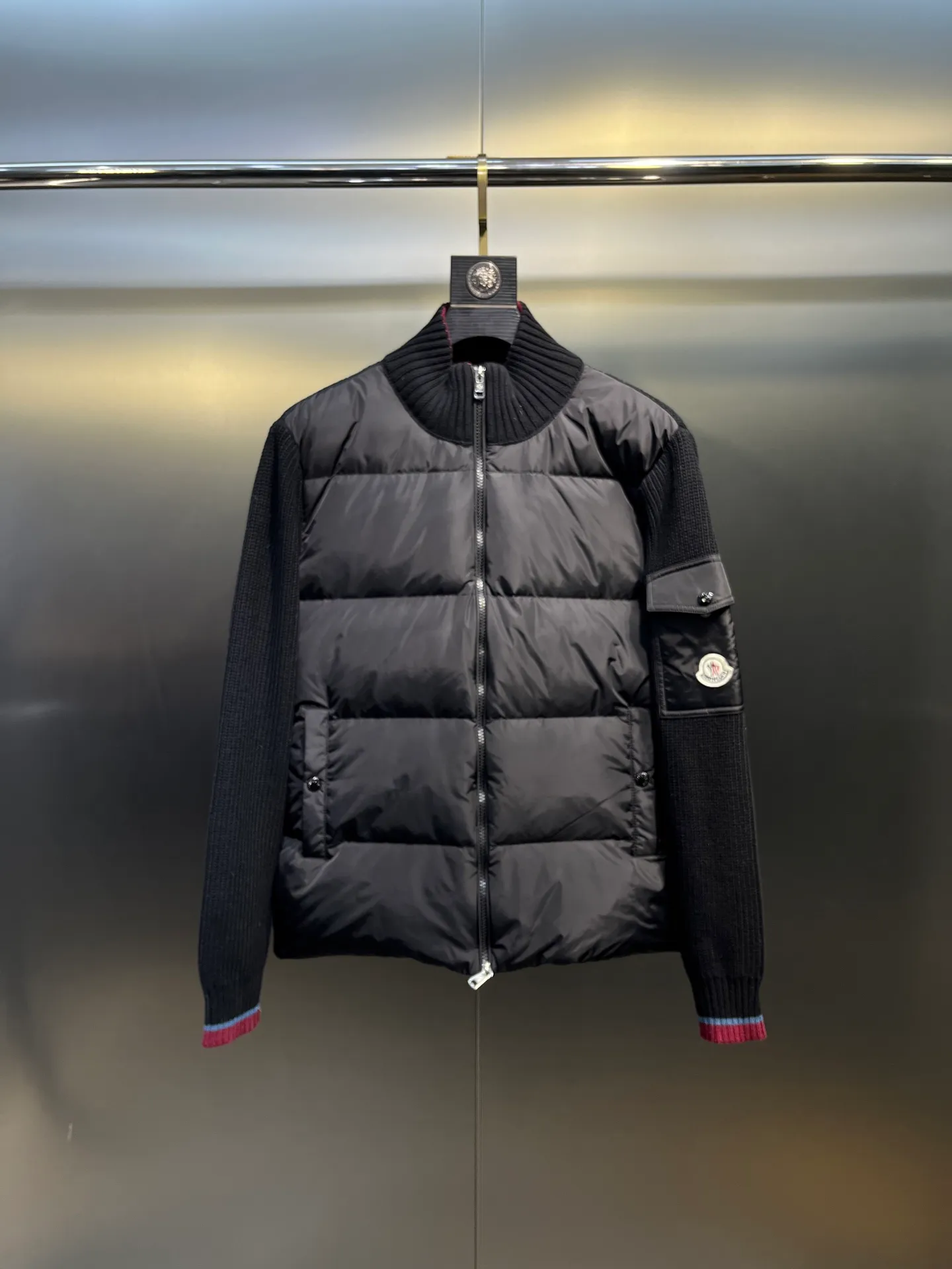 P760 moncler🌟Knitted splicing short stand-up collar This piece directly fits my aesthetic. The snap-button pocket design is super considerate, which is very convenient for daily storage of small items. It also makes the overall shape more neat. It is a blessing for detail control. The high-neck design makes the face smaller, and has excellent windproof and warm effects. It can also look beautiful in the cold wind. The cuffs and collar have contrasting stripes and are filled with 90% white duck, which is fluffy and soft. It has full warmth retention properties. It feels like being wrapped in clouds when worn. It is warm and healing. The shape is also awesome. It can be easily controlled by any body shape regardless of body shape. You can instantly become a fashionista when you put it on. Color: dark coffee, navy blue, black. Size: M-3XL