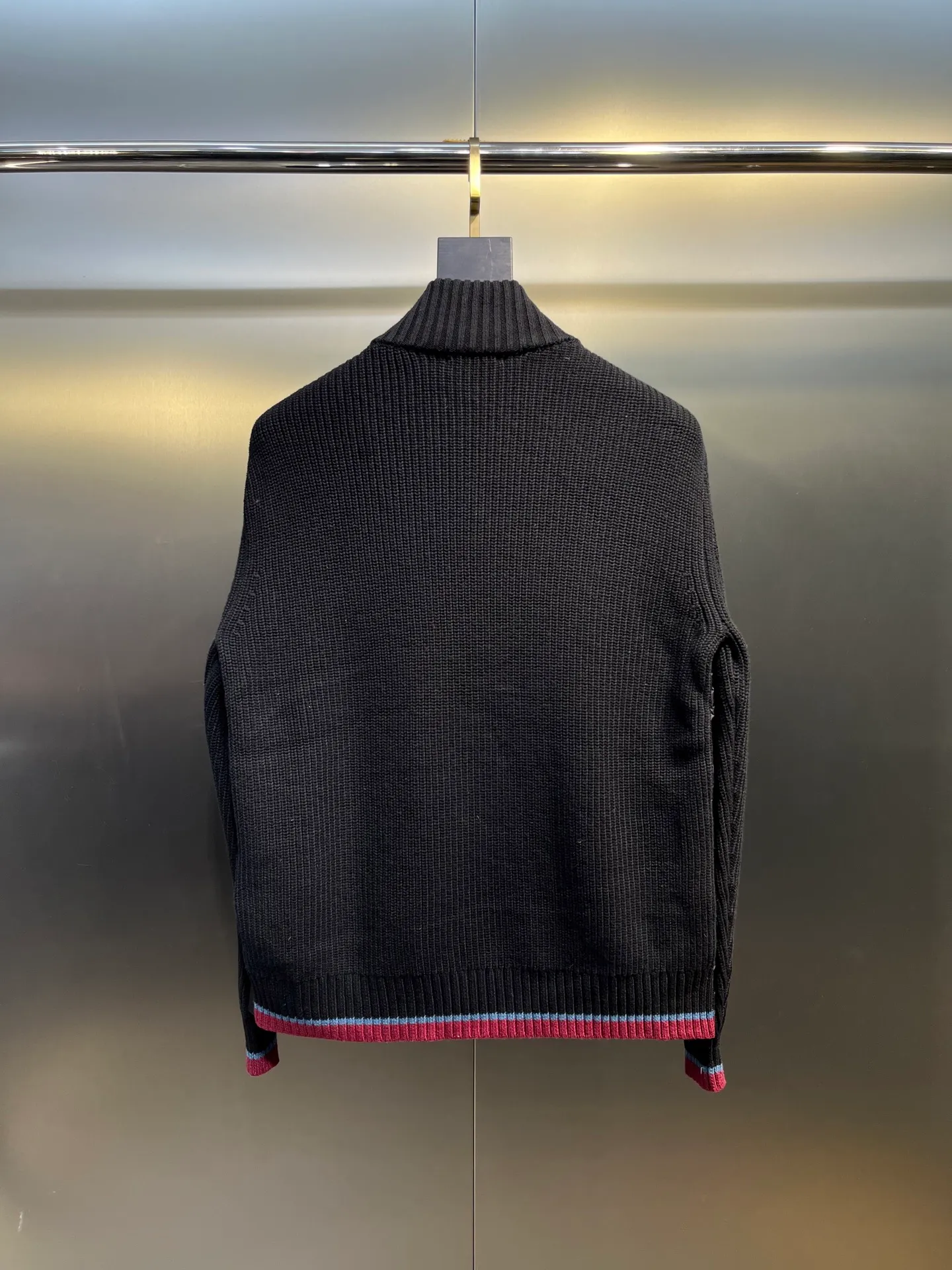 P760 moncler🌟Knitted splicing short stand-up collar This piece directly fits my aesthetic. The snap-button pocket design is super considerate, which is very convenient for daily storage of small items. It also makes the overall shape more neat. It is a blessing for detail control. The high-neck design makes the face smaller, and has excellent windproof and warm effects. It can also look beautiful in the cold wind. The cuffs and collar have contrasting stripes and are filled with 90% white duck, which is fluffy and soft. It has full warmth retention properties. It feels like being wrapped in clouds when worn. It is warm and healing. The shape is also awesome. It can be easily controlled by any body shape regardless of body shape. You can instantly become a fashionista when you put it on. Color: dark coffee, navy blue, black. Size: M-3XL