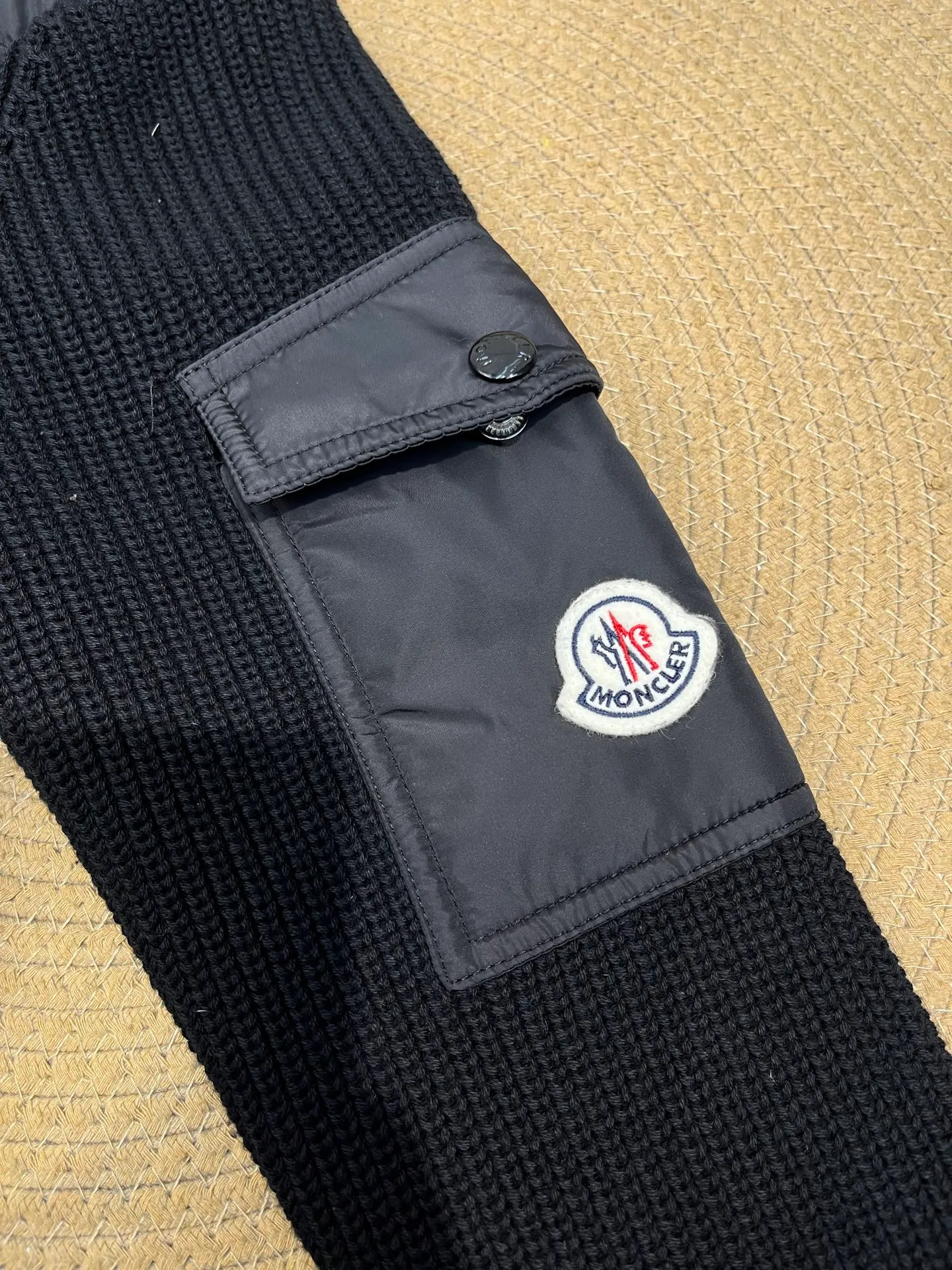 P760 moncler🌟Knitted splicing short stand-up collar This piece directly fits my aesthetic. The snap-button pocket design is super considerate, which is very convenient for daily storage of small items. It also makes the overall shape more neat. It is a blessing for detail control. The high-neck design makes the face smaller, and has excellent windproof and warm effects. It can also look beautiful in the cold wind. The cuffs and collar have contrasting stripes and are filled with 90% white duck, which is fluffy and soft. It has full warmth retention properties. It feels like being wrapped in clouds when worn. It is warm and healing. The shape is also awesome. It can be easily controlled by any body shape regardless of body shape. You can instantly become a fashionista when you put it on. Color: dark coffee, navy blue, black. Size: M-3XL