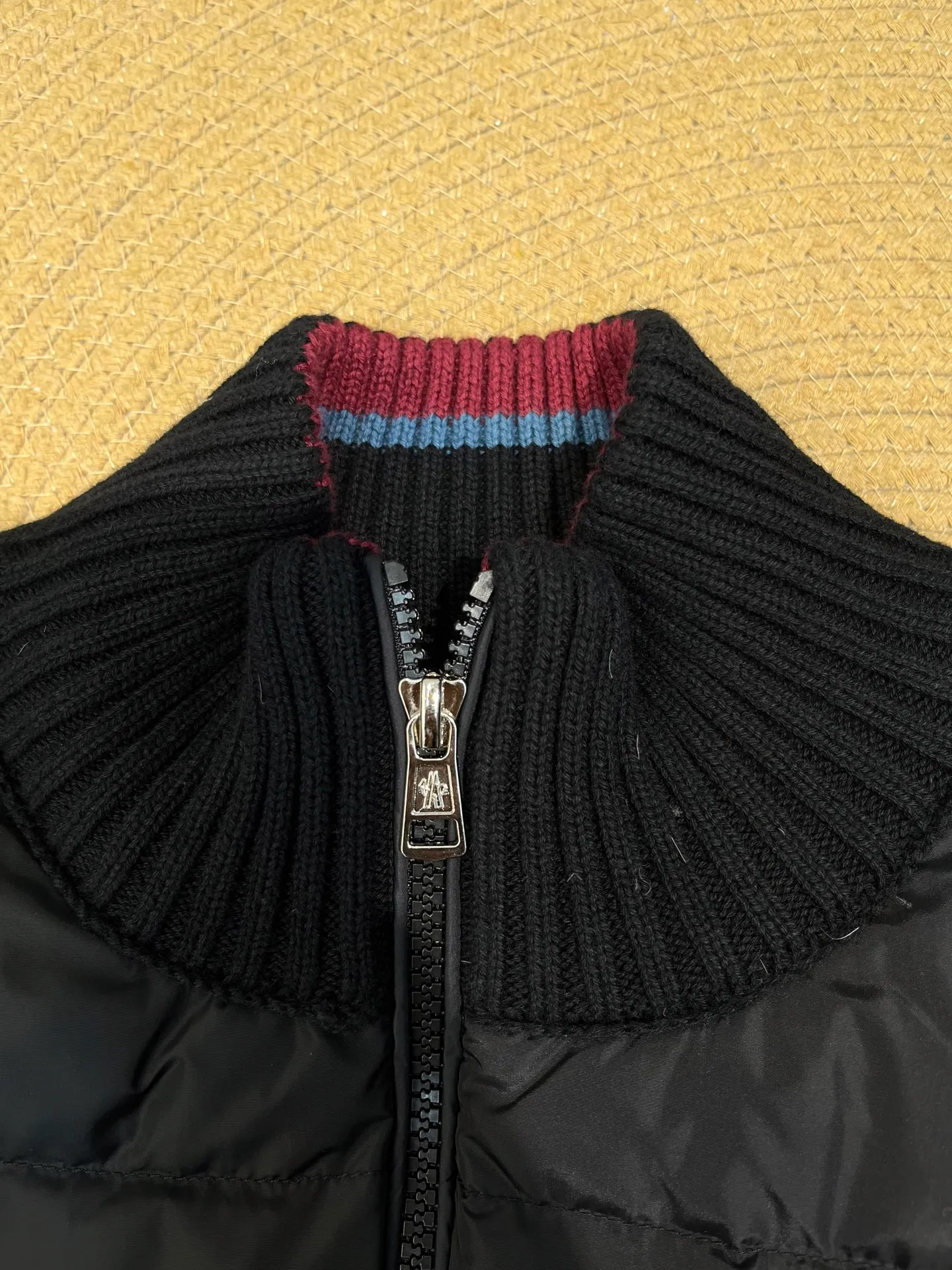 P760 moncler🌟Knitted splicing short stand-up collar This piece directly fits my aesthetic. The snap-button pocket design is super considerate, which is very convenient for daily storage of small items. It also makes the overall shape more neat. It is a blessing for detail control. The high-neck design makes the face smaller, and has excellent windproof and warm effects. It can also look beautiful in the cold wind. The cuffs and collar have contrasting stripes and are filled with 90% white duck, which is fluffy and soft. It has full warmth retention properties. It feels like being wrapped in clouds when worn. It is warm and healing. The shape is also awesome. It can be easily controlled by any body shape regardless of body shape. You can instantly become a fashionista when you put it on. Color: dark coffee, navy blue, black. Size: M-3XL