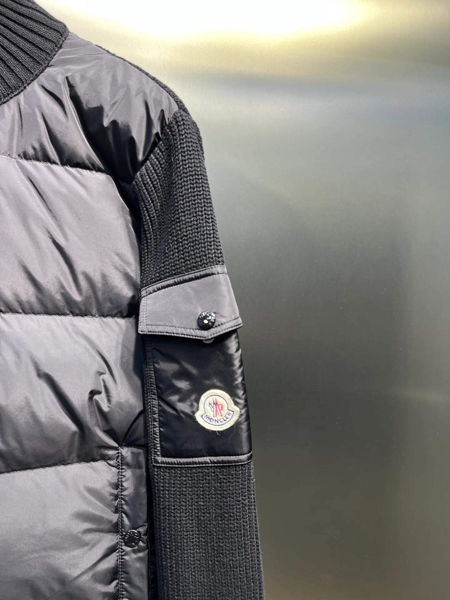 P760 moncler🌟Knitted splicing short stand-up collar This piece directly fits my aesthetic. The snap-button pocket design is super considerate, which is very convenient for daily storage of small items. It also makes the overall shape more neat. It is a blessing for detail control. The high-neck design makes the face smaller, and has excellent windproof and warm effects. It can also look beautiful in the cold wind. The cuffs and collar have contrasting stripes and are filled with 90% white duck, which is fluffy and soft. It has full warmth retention properties. It feels like being wrapped in clouds when worn. It is warm and healing. The shape is also awesome. It can be easily controlled by any body shape regardless of body shape. You can instantly become a fashionista when you put it on. Color: dark coffee, navy blue, black. Size: M-3XL