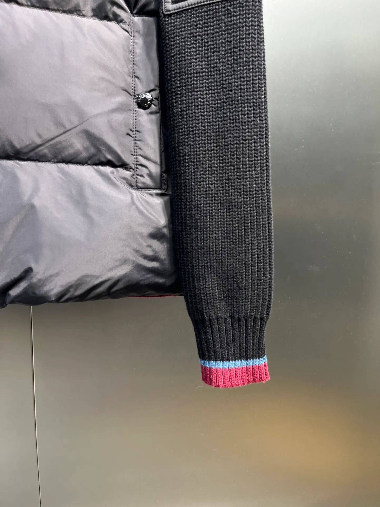 P760 moncler🌟Knitted splicing short stand-up collar This piece directly fits my aesthetic. The snap-button pocket design is super considerate, which is very convenient for daily storage of small items. It also makes the overall shape more neat. It is a blessing for detail control. The high-neck design makes the face smaller, and has excellent windproof and warm effects. It can also look beautiful in the cold wind. The cuffs and collar have contrasting stripes and are filled with 90% white duck, which is fluffy and soft. It has full warmth retention properties. It feels like being wrapped in clouds when worn. It is warm and healing. The shape is also awesome. It can be easily controlled by any body shape regardless of body shape. You can instantly become a fashionista when you put it on. Color: dark coffee, navy blue, black. Size: M-3XL
