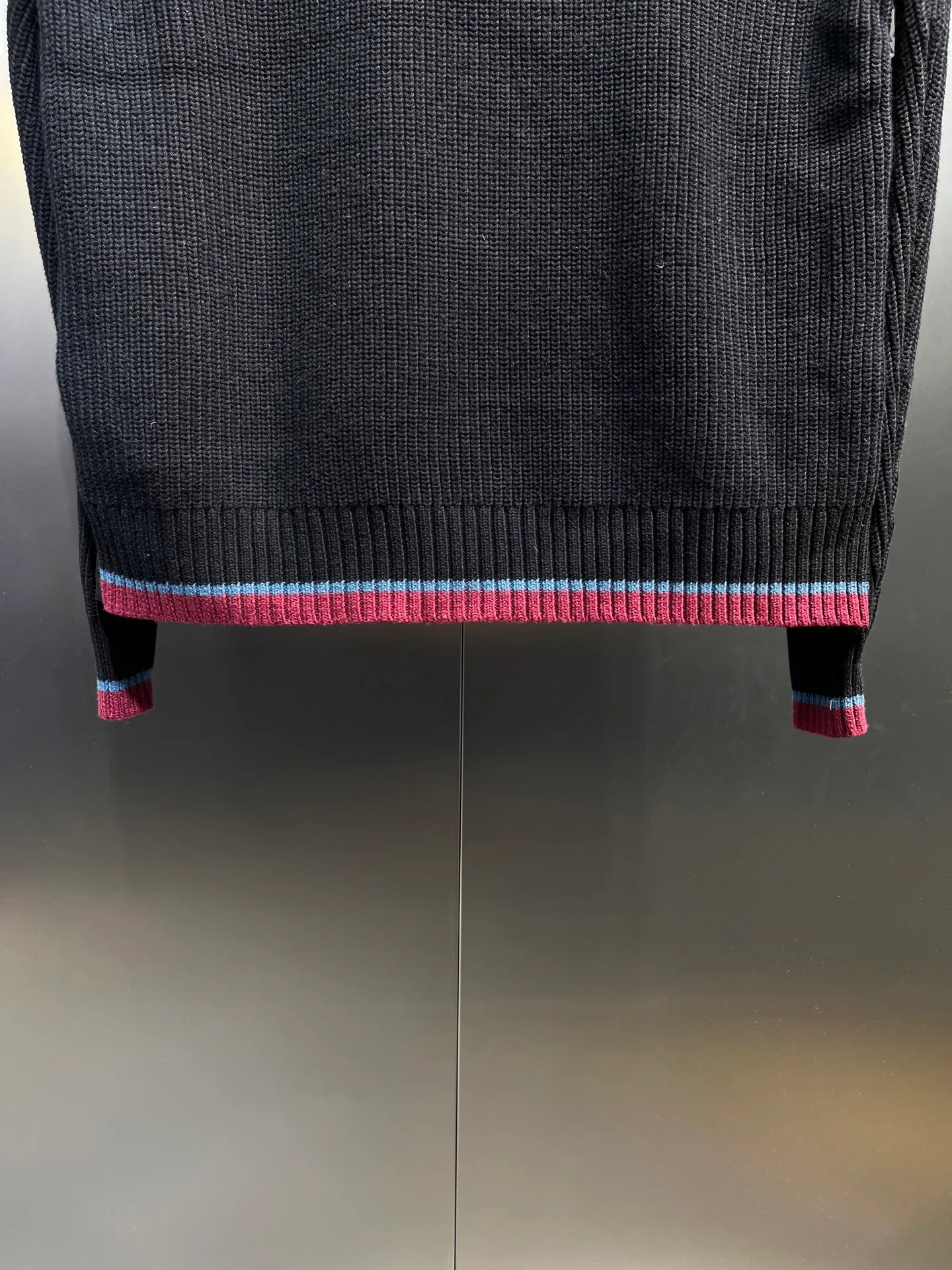 P760 moncler🌟Knitted splicing short stand-up collar This piece directly fits my aesthetic. The snap-button pocket design is super considerate, which is very convenient for daily storage of small items. It also makes the overall shape more neat. It is a blessing for detail control. The high-neck design makes the face smaller, and has excellent windproof and warm effects. It can also look beautiful in the cold wind. The cuffs and collar have contrasting stripes and are filled with 90% white duck, which is fluffy and soft. It has full warmth retention properties. It feels like being wrapped in clouds when worn. It is warm and healing. The shape is also awesome. It can be easily controlled by any body shape regardless of body shape. You can instantly become a fashionista when you put it on. Color: dark coffee, navy blue, black. Size: M-3XL