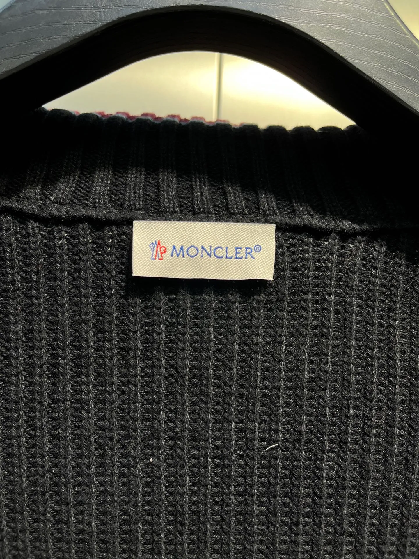 P760 moncler🌟Knitted splicing short stand-up collar This piece directly fits my aesthetic. The snap-button pocket design is super considerate, which is very convenient for daily storage of small items. It also makes the overall shape more neat. It is a blessing for detail control. The high-neck design makes the face smaller, and has excellent windproof and warm effects. It can also look beautiful in the cold wind. The cuffs and collar have contrasting stripes and are filled with 90% white duck, which is fluffy and soft. It has full warmth retention properties. It feels like being wrapped in clouds when worn. It is warm and healing. The shape is also awesome. It can be easily controlled by any body shape regardless of body shape. You can instantly become a fashionista when you put it on. Color: dark coffee, navy blue, black. Size: M-3XL