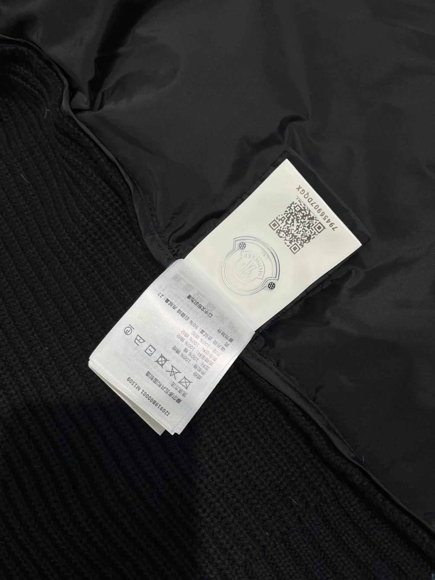 P760 moncler🌟Knitted splicing short stand-up collar This piece directly fits my aesthetic. The snap-button pocket design is super considerate, which is very convenient for daily storage of small items. It also makes the overall shape more neat. It is a blessing for detail control. The high-neck design makes the face smaller, and has excellent windproof and warm effects. It can also look beautiful in the cold wind. The cuffs and collar have contrasting stripes and are filled with 90% white duck, which is fluffy and soft. It has full warmth retention properties. It feels like being wrapped in clouds when worn. It is warm and healing. The shape is also awesome. It can be easily controlled by any body shape regardless of body shape. You can instantly become a fashionista when you put it on. Color: dark coffee, navy blue, black. Size: M-3XL