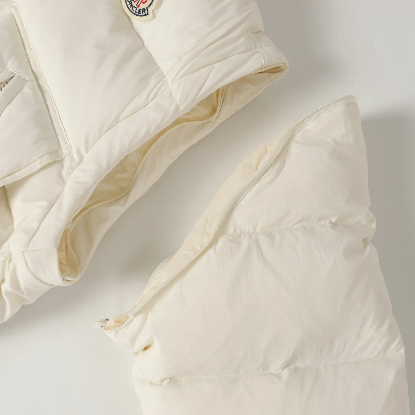 P900 MONCLER/Mask 25ss new detachable vest down jacket is made of custom-made YB imported windproof and waterproof nylon material. The craftsmanship is restored and the material is upgraded to improve the cold protection function in autumn and winter. Filled with white goose velvet, the whole piece is lightweight and warm. It can be worn as a zippered detachable long-sleeved jacket and a sleeveless vest. The torso is embossed with a rectangular pattern, with overlaid zipper pockets and drawstrings. The layers collide and the design is rich and varied. The iconic logo patch on the chest is embellished to highlight a low-key sense of luxury. Exquisite details can successfully get rid of dullness and integrate warmth and fashion. Customized surface accessories, look for the correct version, down filling standard: national standard 90 down, down filling: white goose down, high version, size: 1/2/3/4