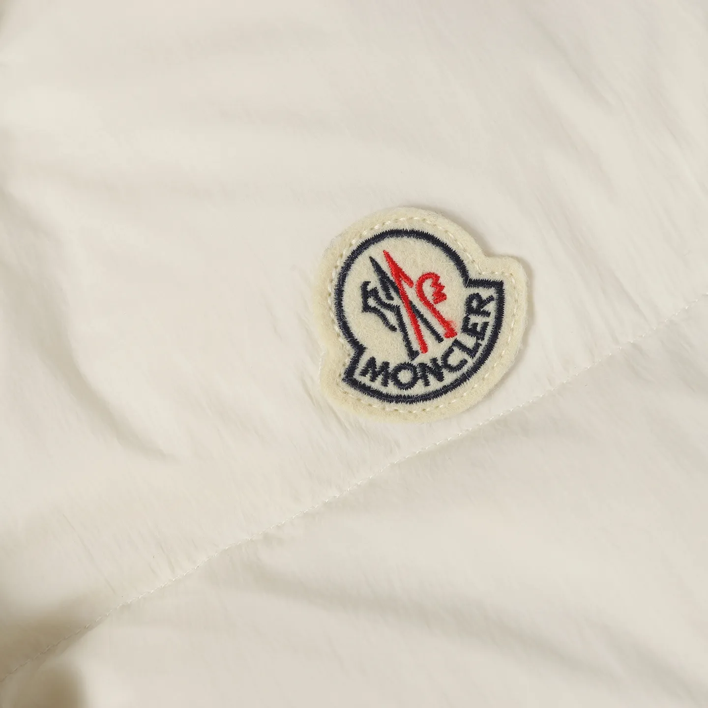 P900 MONCLER/Mask 25ss new detachable vest down jacket is made of custom-made YB imported windproof and waterproof nylon material. The craftsmanship is restored and the material is upgraded to improve the cold protection function in autumn and winter. Filled with white goose velvet, the whole piece is lightweight and warm. It can be worn as a zippered detachable long-sleeved jacket and a sleeveless vest. The torso is embossed with a rectangular pattern, with overlaid zipper pockets and drawstrings. The layers collide and the design is rich and varied. The iconic logo patch on the chest is embellished to highlight a low-key sense of luxury. Exquisite details can successfully get rid of dullness and integrate warmth and fashion. Customized surface accessories, look for the correct version, down filling standard: national standard 90 down, down filling: white goose down, high version, size: 1/2/3/4