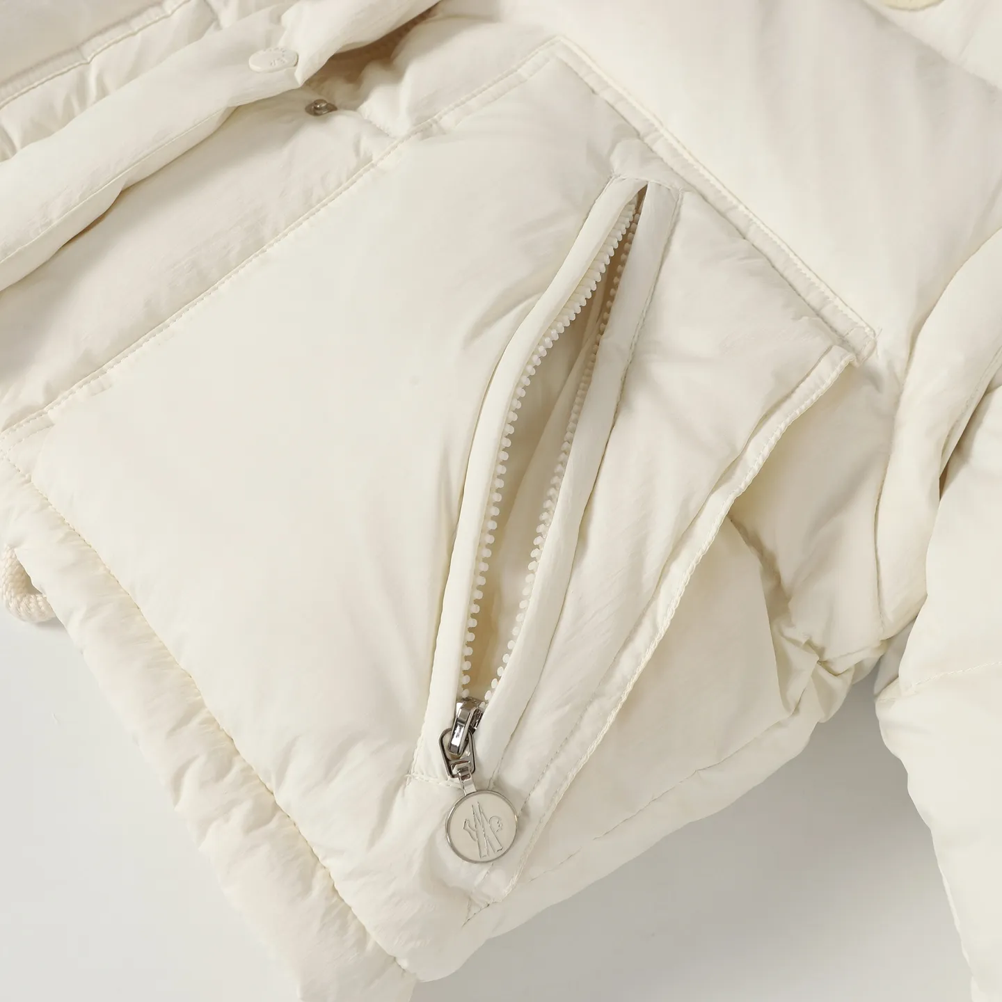 P900 MONCLER/Mask 25ss new detachable vest down jacket is made of custom-made YB imported windproof and waterproof nylon material. The craftsmanship is restored and the material is upgraded to improve the cold protection function in autumn and winter. Filled with white goose velvet, the whole piece is lightweight and warm. It can be worn as a zippered detachable long-sleeved jacket and a sleeveless vest. The torso is embossed with a rectangular pattern, with overlaid zipper pockets and drawstrings. The layers collide and the design is rich and varied. The iconic logo patch on the chest is embellished to highlight a low-key sense of luxury. Exquisite details can successfully get rid of dullness and integrate warmth and fashion. Customized surface accessories, look for the correct version, down filling standard: national standard 90 down, down filling: white goose down, high version, size: 1/2/3/4