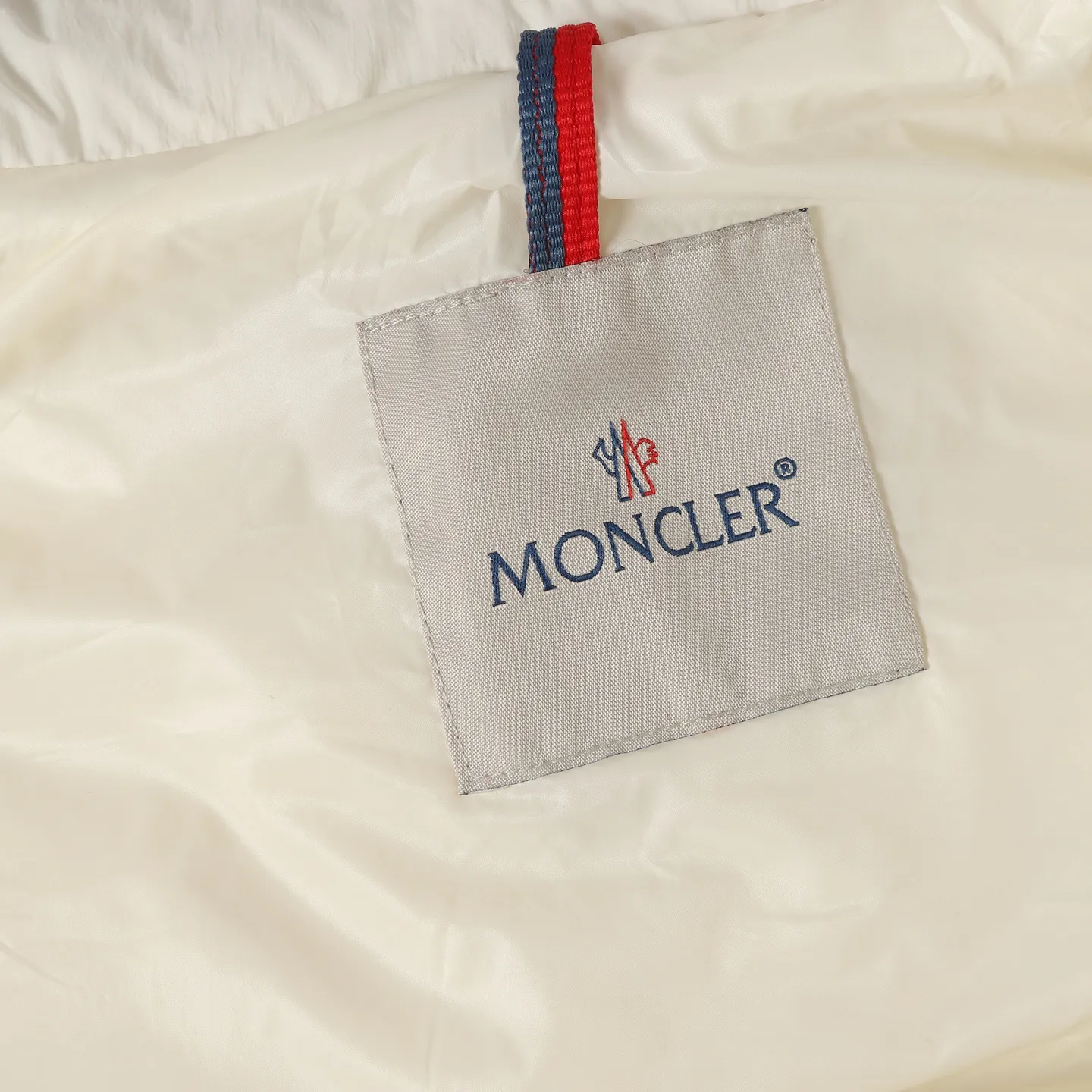 P900 MONCLER/Mask 25ss new detachable vest down jacket is made of custom-made YB imported windproof and waterproof nylon material. The craftsmanship is restored and the material is upgraded to improve the cold protection function in autumn and winter. Filled with white goose velvet, the whole piece is lightweight and warm. It can be worn as a zippered detachable long-sleeved jacket and a sleeveless vest. The torso is embossed with a rectangular pattern, with overlaid zipper pockets and drawstrings. The layers collide and the design is rich and varied. The iconic logo patch on the chest is embellished to highlight a low-key sense of luxury. Exquisite details can successfully get rid of dullness and integrate warmth and fashion. Customized surface accessories, look for the correct version, down filling standard: national standard 90 down, down filling: white goose down, high version, size: 1/2/3/4