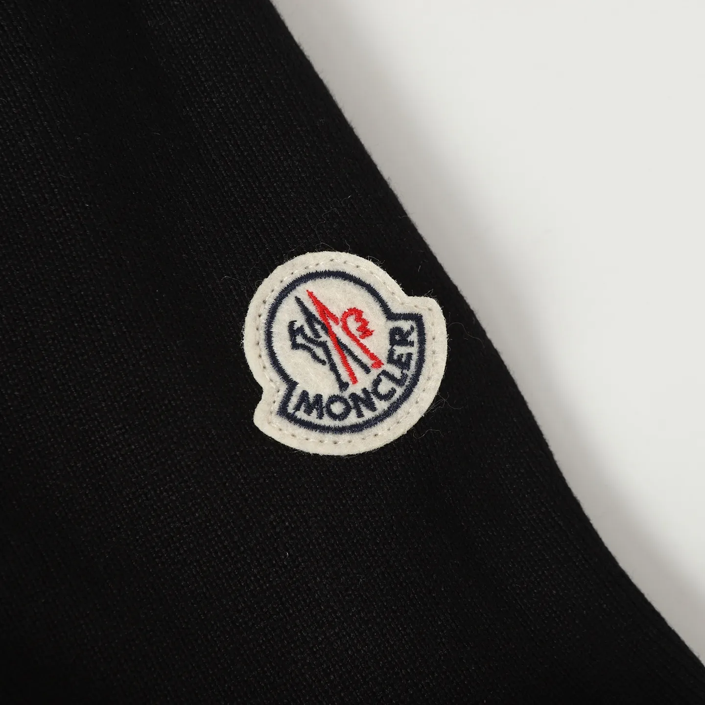 P560 Moncler｜Matched wool knitted down stand-collar down jacket 1️⃣Original Nfc anti-counterfeiting chip 2️⃣90 duck down, the most abundant on the market, never fake goose down and a series of misunderstandings 3️⃣ Fabric: 100% nylon; Lining: 100% nylon, one of the best on the market, everything is customized according to the original version. 4⃣️The electroplated hardware produced by the original processing factory is all customized by the original factory, and is not a replica of various types on the market. 5⃣️Produced by a same OEM factory, it has always been unambiguous in terms of quality. When shipped by a large factory, everyone understands the workmanship, QA and QC quality inspection. It is not comparable to small factories in the market.  Mouth-mounted down jackets, let’s not brag, there is almost no one that can do better than us! Make an original product with care, so that every customer has the confidence to introduce it to his customers: This is the top replica version in China. Good products do not need too many soft articles to set off, only junk products will boast: the original ZP uses thousands of words to impress consumers!  Size: S M L Color: White Black