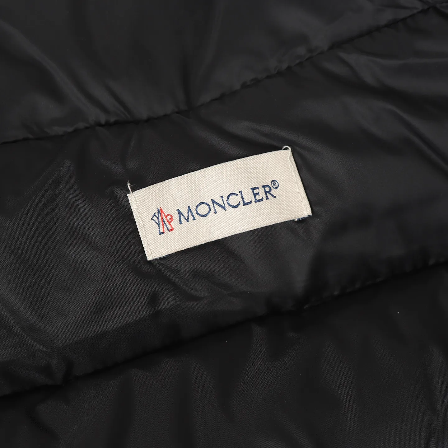 P560 Moncler｜Matched wool knitted down stand-collar down jacket 1️⃣Original Nfc anti-counterfeiting chip 2️⃣90 duck down, the most abundant on the market, never fake goose down and a series of misunderstandings 3️⃣ Fabric: 100% nylon; Lining: 100% nylon, one of the best on the market, everything is customized according to the original version. 4⃣️The electroplated hardware produced by the original processing factory is all customized by the original factory, and is not a replica of various types on the market. 5⃣️Produced by a same OEM factory, it has always been unambiguous in terms of quality. When shipped by a large factory, everyone understands the workmanship, QA and QC quality inspection. It is not comparable to small factories in the market.  Mouth-mounted down jackets, let’s not brag, there is almost no one that can do better than us! Make an original product with care, so that every customer has the confidence to introduce it to his customers: This is the top replica version in China. Good products do not need too many soft articles to set off, only junk products will boast: the original ZP uses thousands of words to impress consumers!  Size: S M L Color: White Black