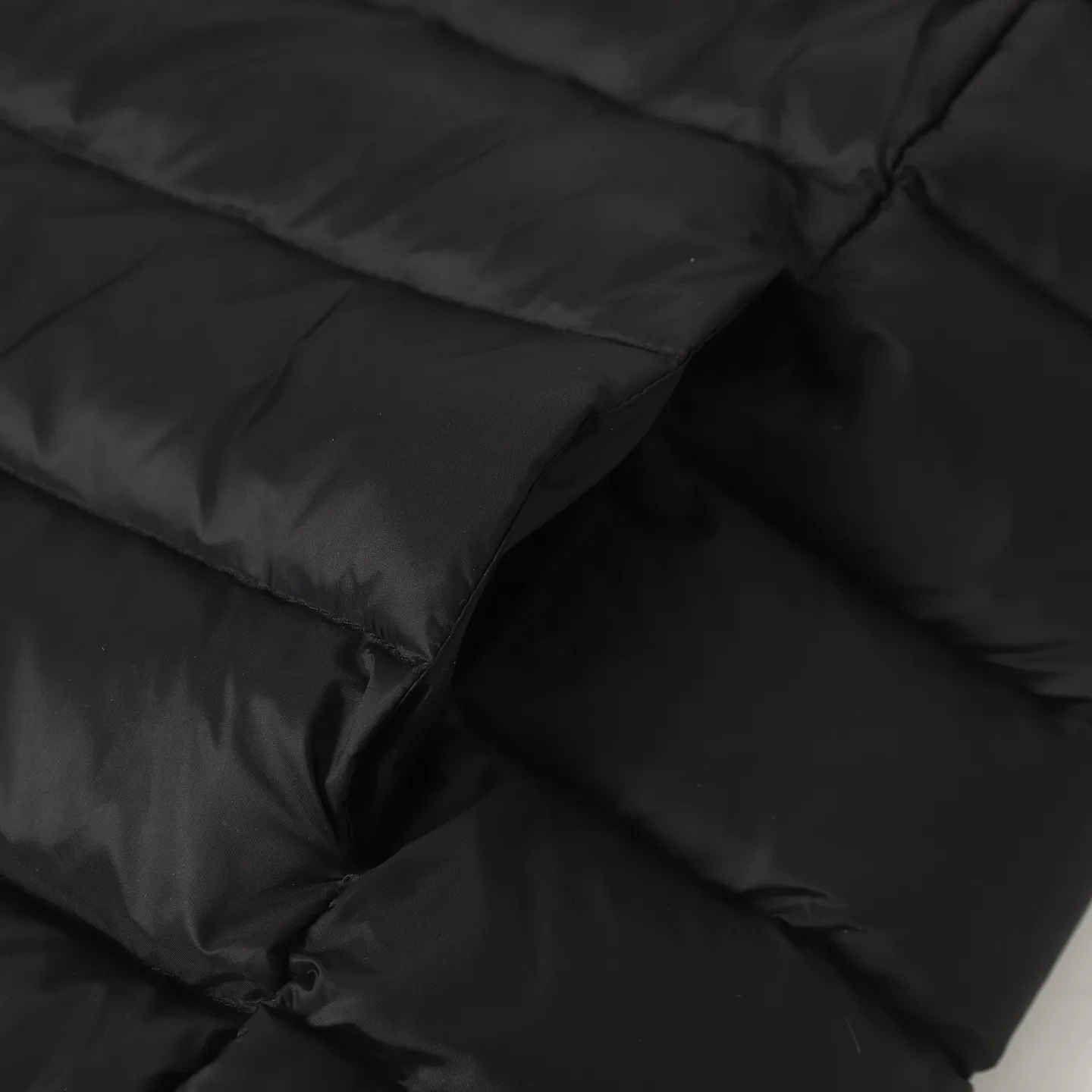 P560 Moncler｜Matched wool knitted down stand-collar down jacket 1️⃣Original Nfc anti-counterfeiting chip 2️⃣90 duck down, the most abundant on the market, never fake goose down and a series of misunderstandings 3️⃣ Fabric: 100% nylon; Lining: 100% nylon, one of the best on the market, everything is customized according to the original version. 4⃣️The electroplated hardware produced by the original processing factory is all customized by the original factory, and is not a replica of various types on the market. 5⃣️Produced by a same OEM factory, it has always been unambiguous in terms of quality. When shipped by a large factory, everyone understands the workmanship, QA and QC quality inspection. It is not comparable to small factories in the market.  Mouth-mounted down jackets, let’s not brag, there is almost no one that can do better than us! Make an original product with care, so that every customer has the confidence to introduce it to his customers: This is the top replica version in China. Good products do not need too many soft articles to set off, only junk products will boast: the original ZP uses thousands of words to impress consumers!  Size: S M L Color: White Black