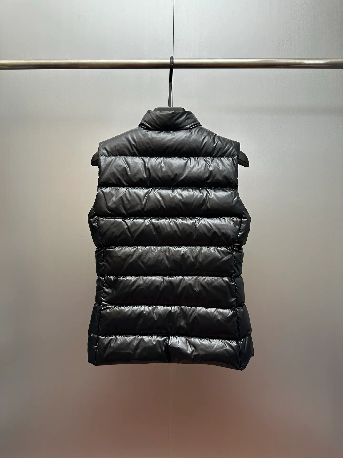 P560 Moncler/moncler/mask/down jacket/light vest Ghany women's down vest 2021 new national standard 90 plain white duck down has passed the inspection, the feather bones are minimal, no silk, you can cut it to pieces, customized nylon (nylon) bright fabric, original customized hardware zipper, high-tech precision wiring, every line is straight.  size: 1-4 yards